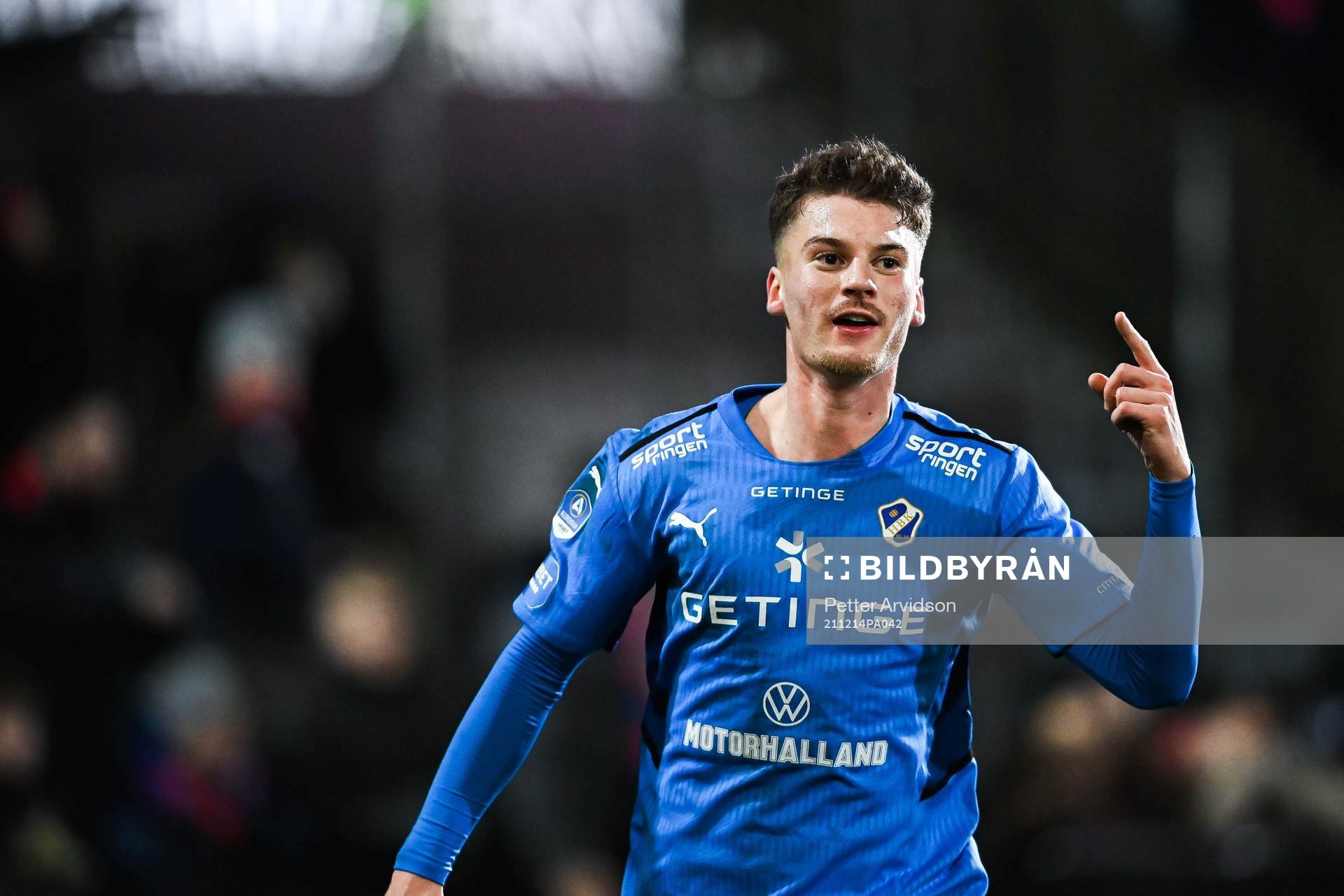 Halmstads Samuel Kroon jublar efter 1-1 under fotbollsmatchen i kvalet till Allsvenskan mellan Halmstad och Helsingborg den 14 december 2021 i Halmstad.
