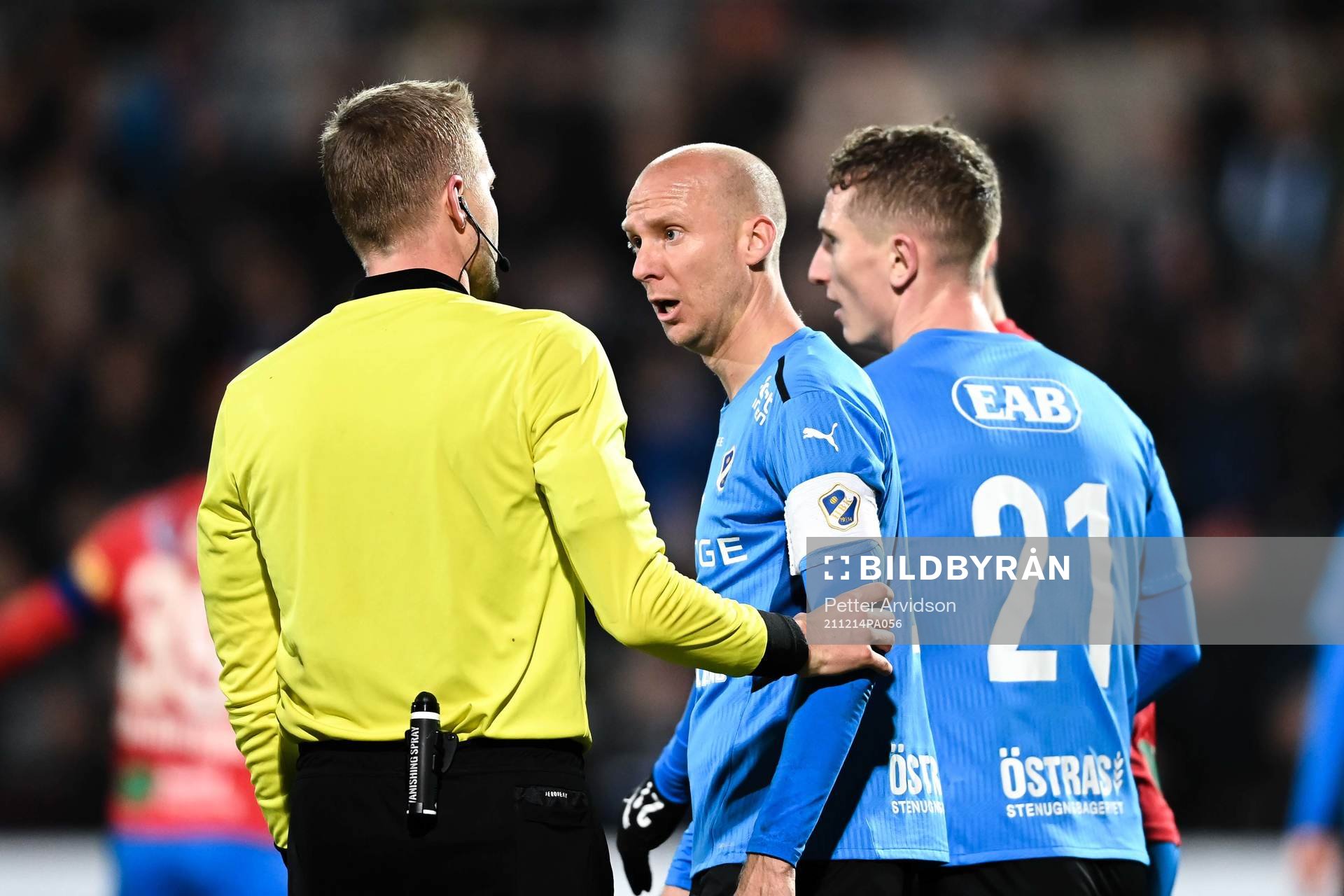 Halmstads Andreas Johansson i samtal med domare Glenn Nyberg