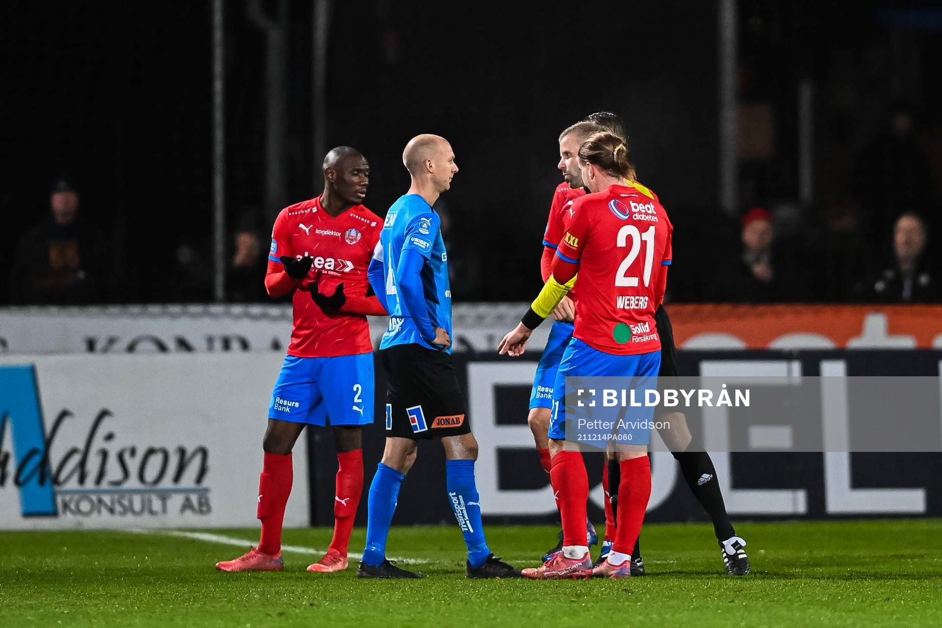 Halmstads Andreas Johansson i samtal med domare Glenn Nyberg