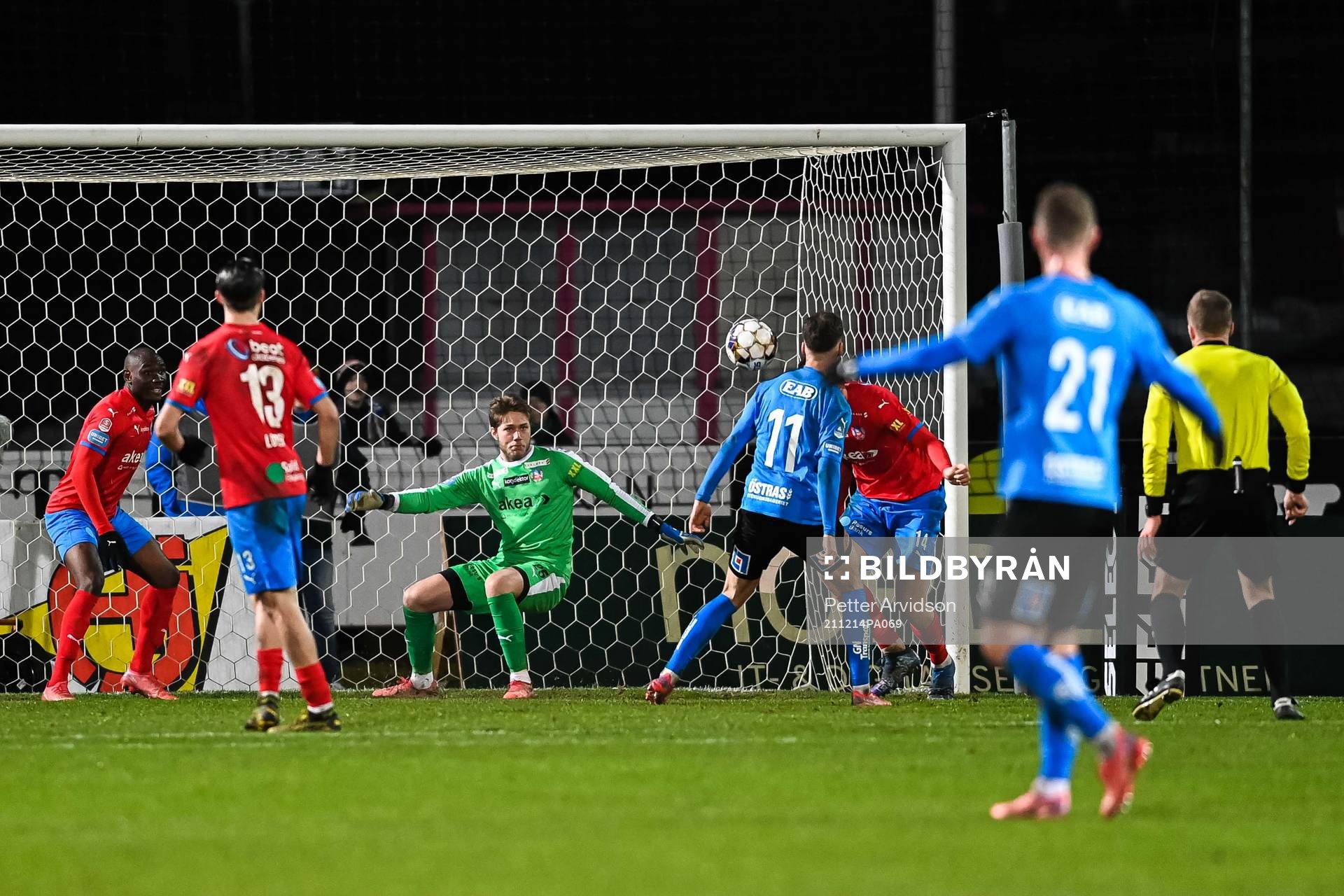 Helsingborgs målvakt Kalle Joelsson och Halmstads Samuel