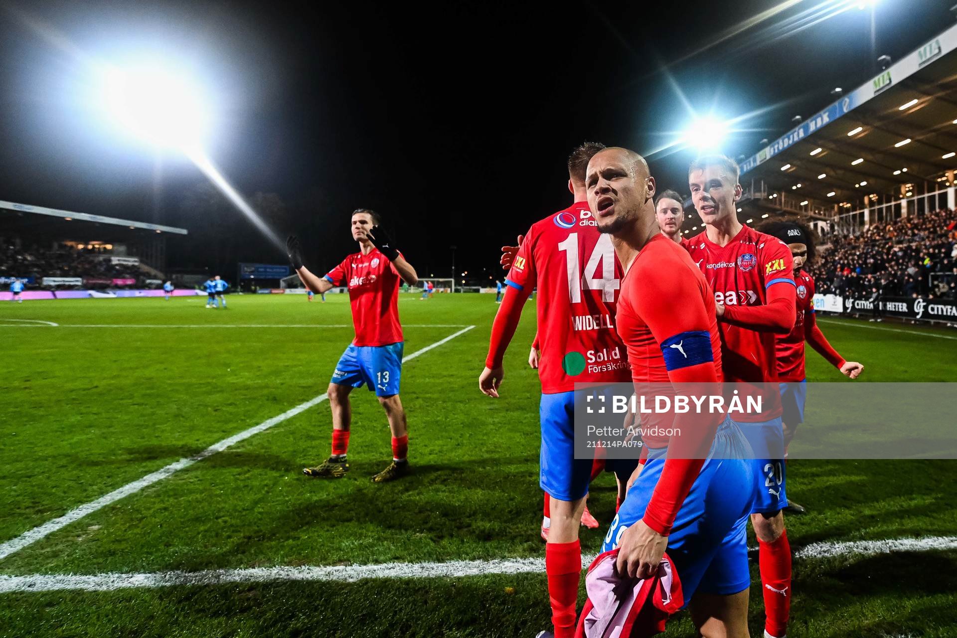 Helsingborgs Anthony van den Hurk jublar efter 1-2 målet under fotbollsmatchen i kvalet till Allsvenskan mellan Halmstad och Helsingborg den 14 december 2021 i Halmstad.