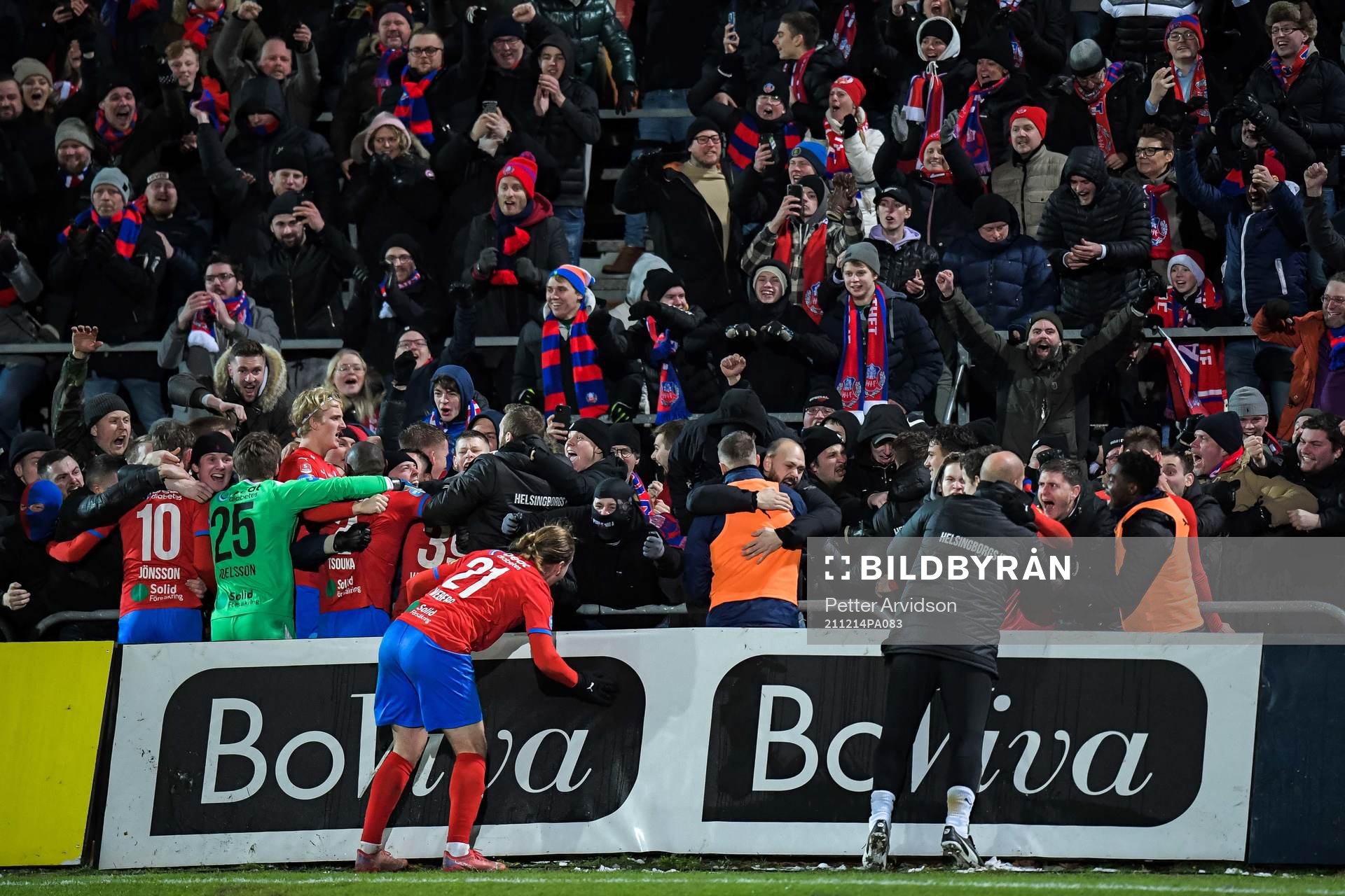 Helsingborgs spelare jublar med supportrar