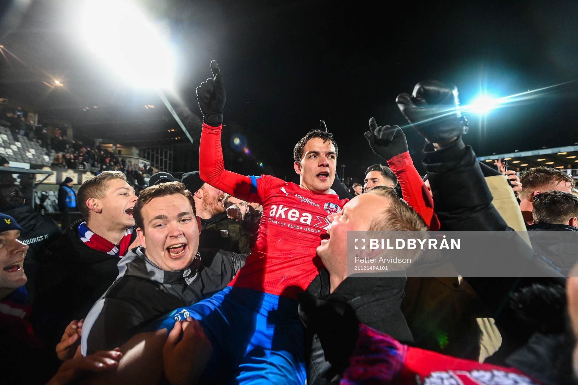 Helsingborgs Brandur Hendriksson Olsen jublar efter avancemanget till Allsvenskan efter fotbollsmatchen mellan Halmstad och Helsingborg den 14 december 2021 i Halmstad.