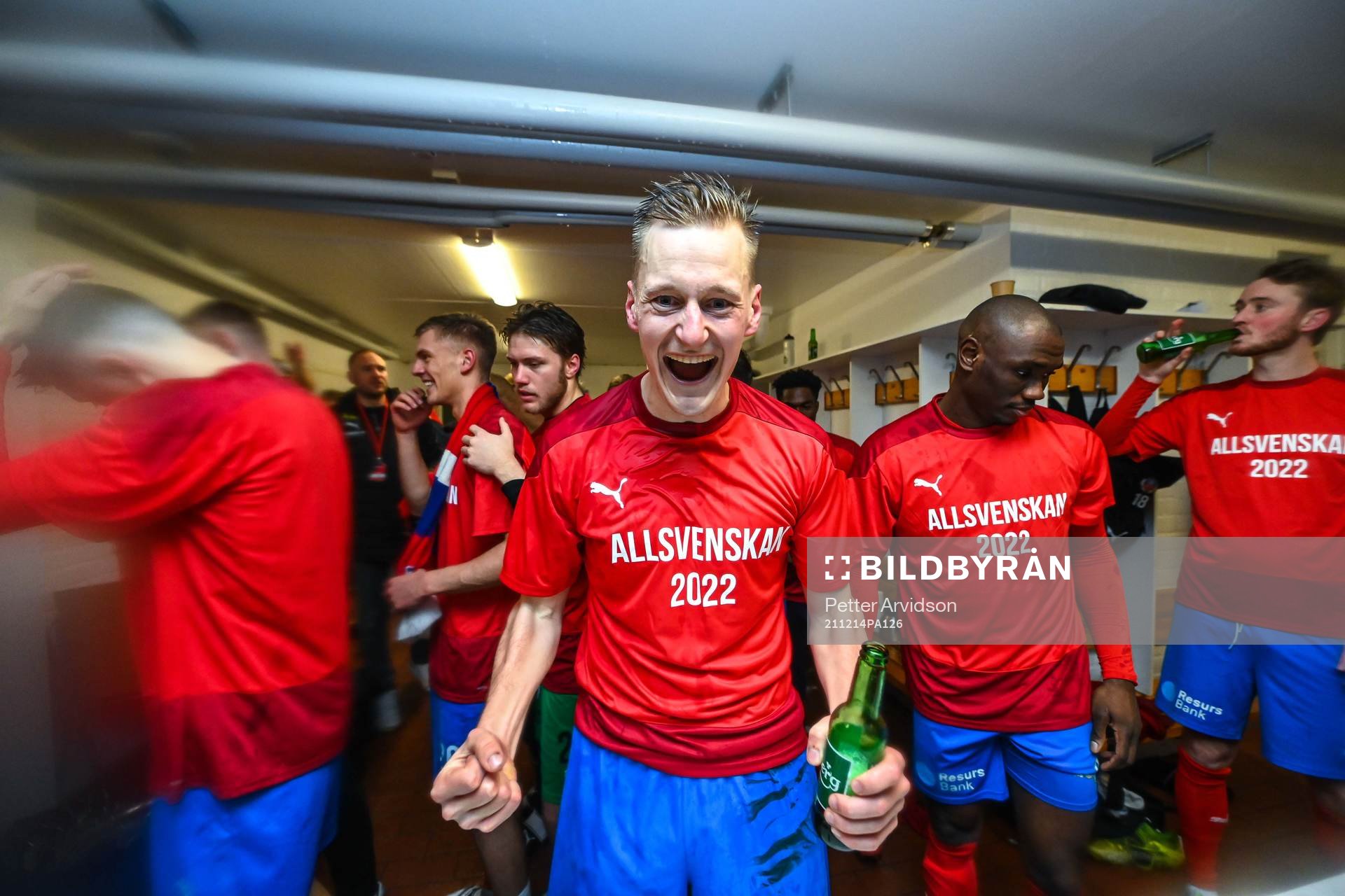 Helsingborgs Rasmus Karjalainen jublar efter avancemanget till Allsvenskan efter fotbollsmatchen mellan Halmstad och Helsingborg den 14 december 2021 i Halmstad. 