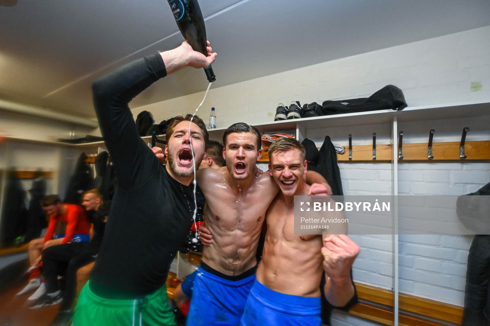 Helsingborgs målvakt Kalle Joelsson, Wilhelm Loeper och Dennis Olsson jublar efter avancemanget till Allsvenskan efter fotbollsmatchen mellan Halmstad och Helsingborg den 14 december 2021 i Halmstad. 
