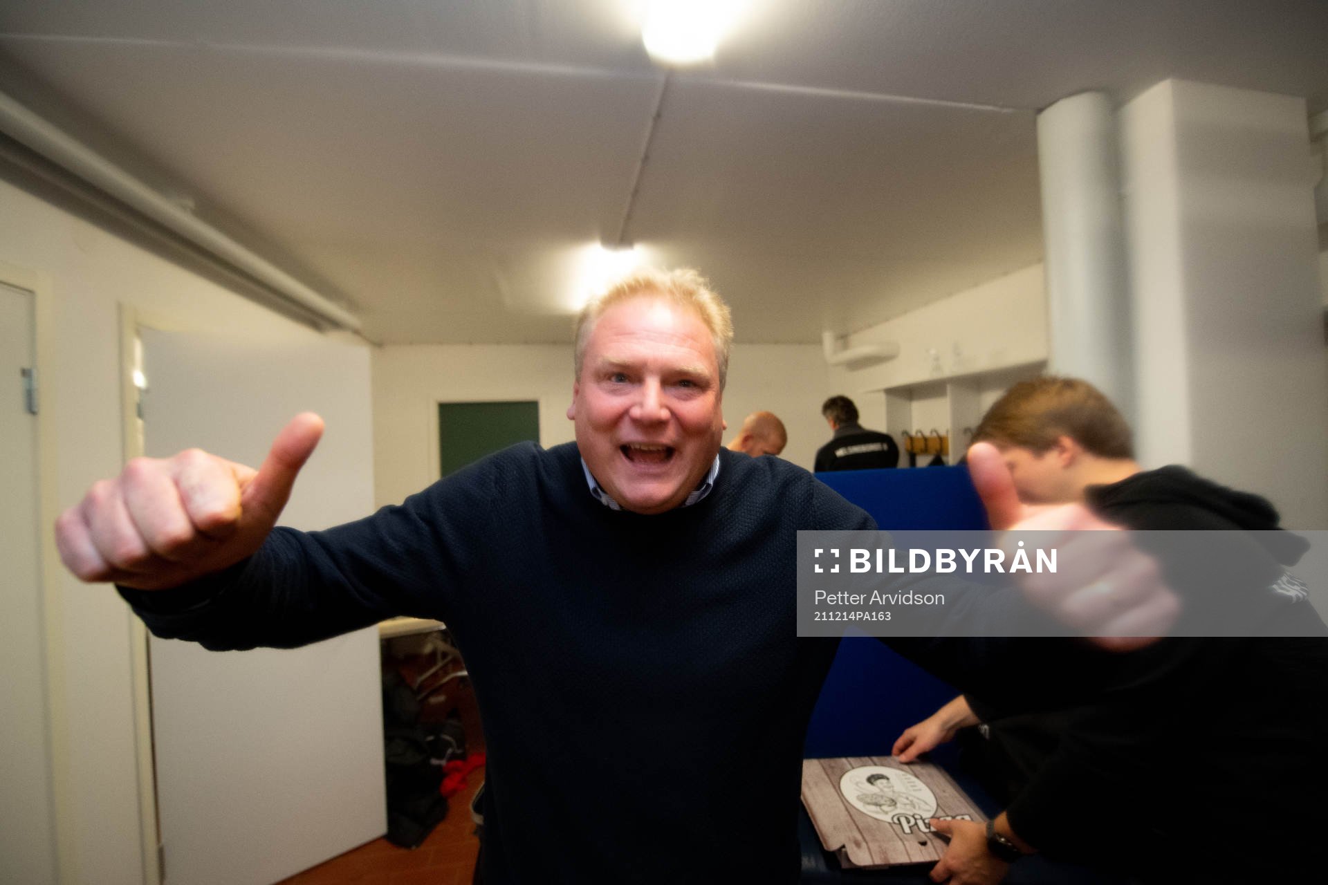 Helsingborgs tränare Jörgen Lennartsson jublar efter avancemanget till Allsvenskan efter fotbollsmatchen i kvalet till Allsvenskan mellan Halmstad och Helsingborg den 14 december 2021 i Halmstad.