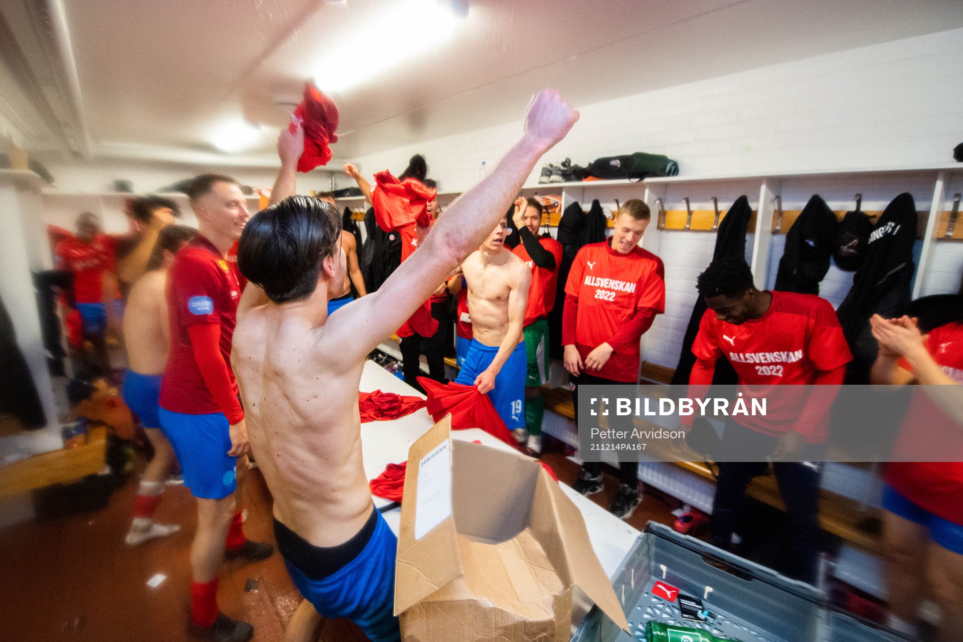 Helsingborgs spelare jublar i omklädningsrummet efter avancemanget till Allsvenskan efter fotbollsmatchen i kvalet till Allsvenskan mellan Halmstad och Helsingborg den 14 december 2021 i Halmstad.