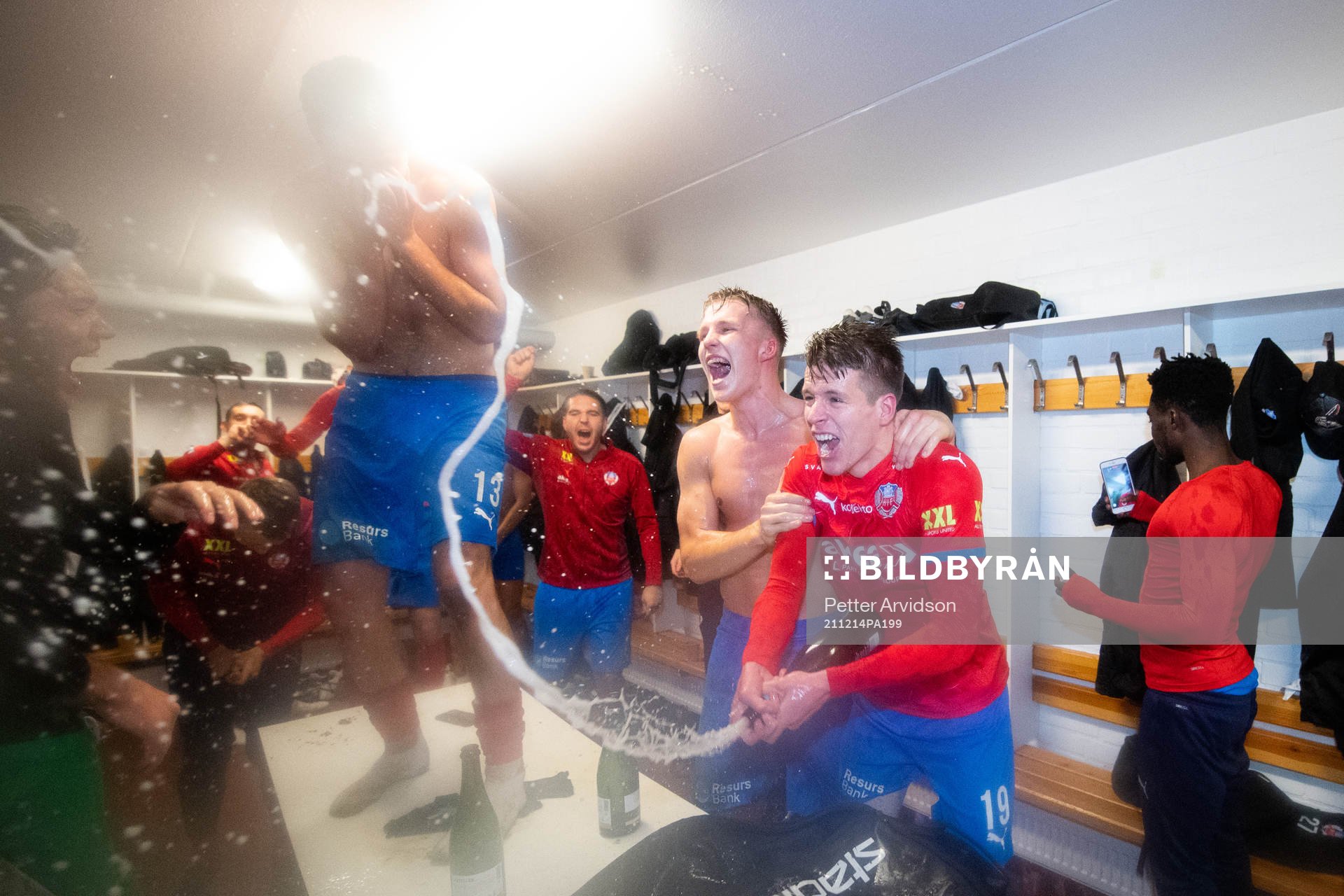 Helsingborgs Wilhelm Loeper, Casper Widell och Bödvar Bödvarsson jublar i omklädningsrummet efter avancemanget till Allsvenskan efter fotbollsmatchen i kvalet till Allsvenskan mellan Halmstad och Helsingborg den 14 december 2021 i Halmstad.