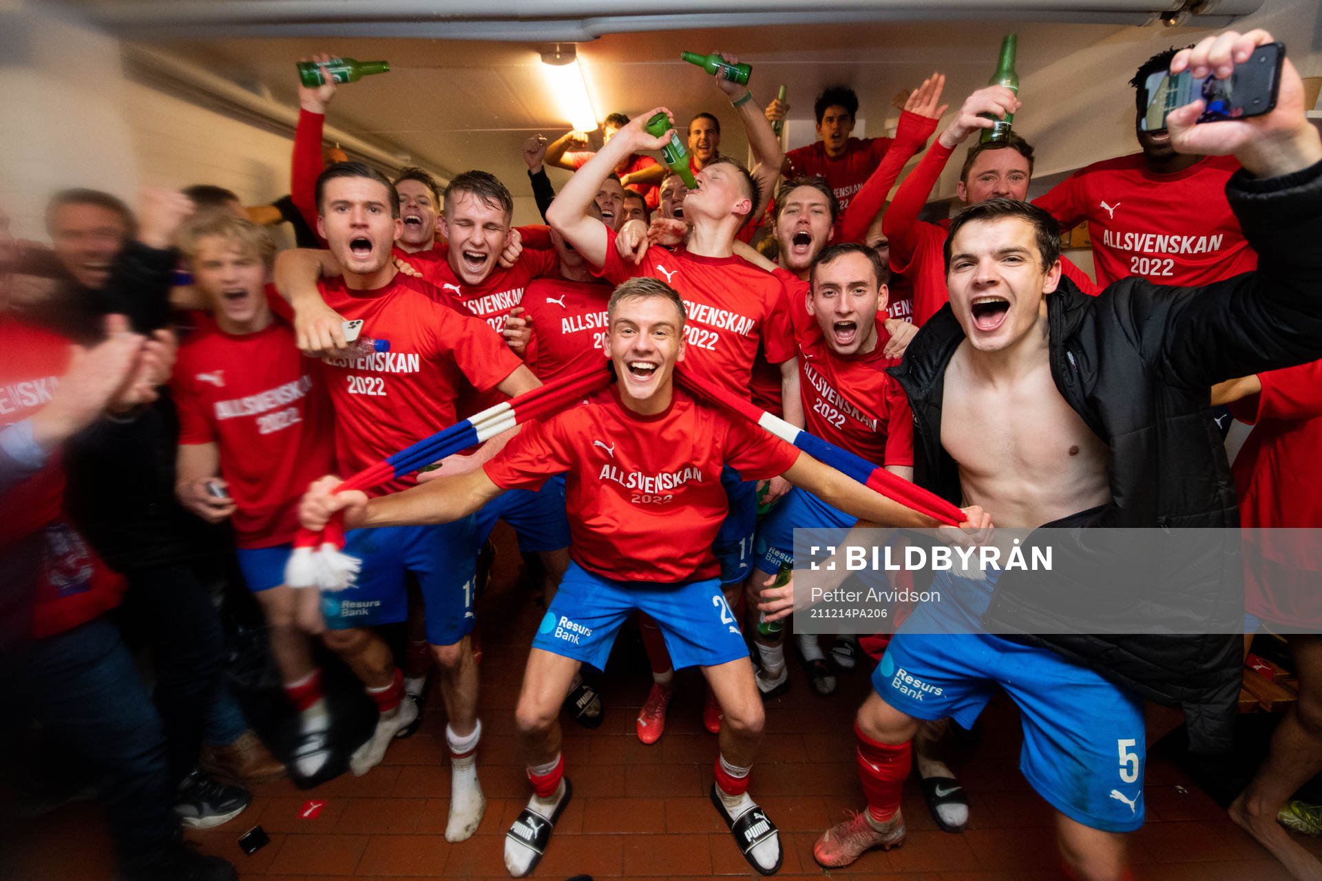 Helsingborgs Wilhelm Loeper, Casper Widelll Dennis Olsson, Rasmus Karjalainen, Vladislav Kreida och Brandur Hendriksson Olsen mfl jublar i omklädningsrummet efter avancemanget till Allsvenskan efter fotbollsmatchen i kvalet till Allsvenskan mellan Halmstad och Helsingborg den 14 december 2021 i Halmstad.