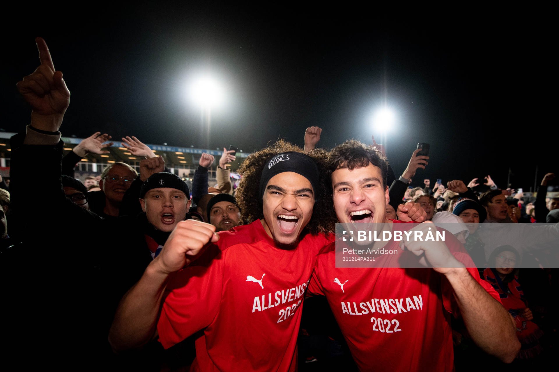 Helsingborgs Adam Kaied och Assad Al Hamlawi jublar efter avancemanget till Allsvenskan efter fotbollsmatchen i kvalet till Allsvenskan mellan Halmstad och Helsingborg den 14 december 2021 i Halmstad.