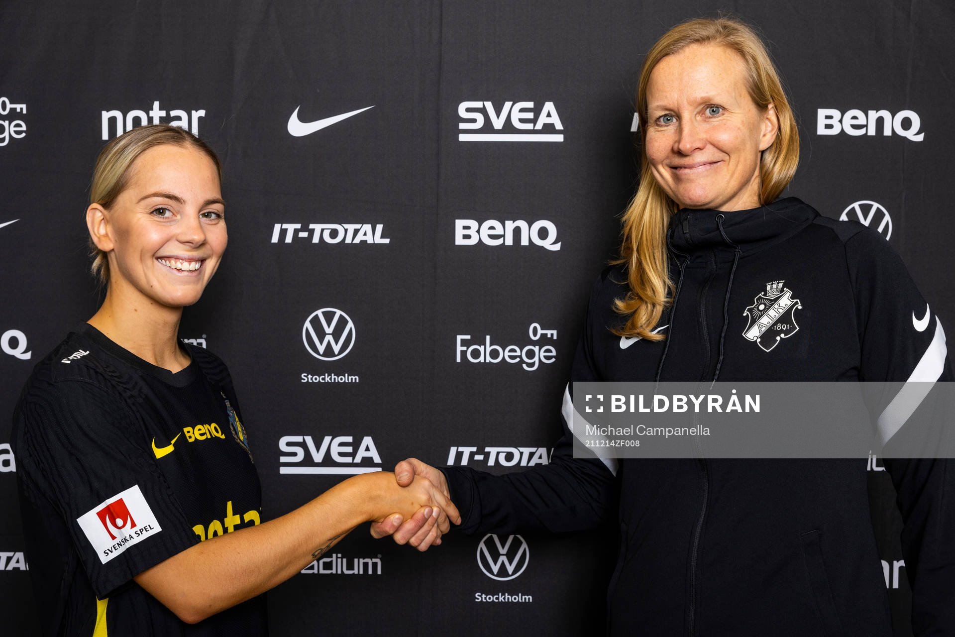 Agnes Nyberg poserar för ett porträtt tillsammans med AIK:s sportchef Anne Mäkinen den 14 december 2021 i Stockholm. 