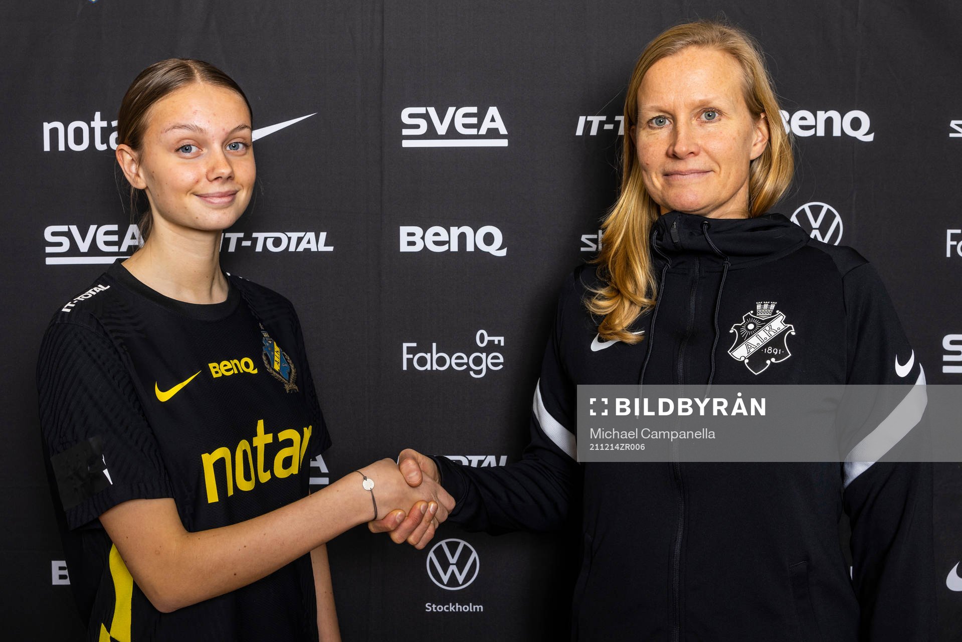 Hedda Johansson poserar för ett porträtt tillsammans med AIK:s sportchef Anne Mäkinen den 14 december 2021 i Stockholm. 