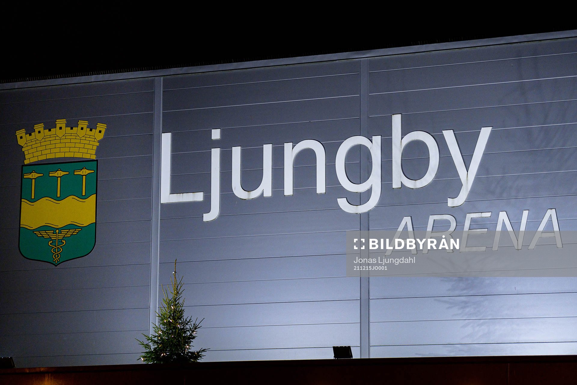 Exteriör vy på Ljungby arena före ishockeymatchen i