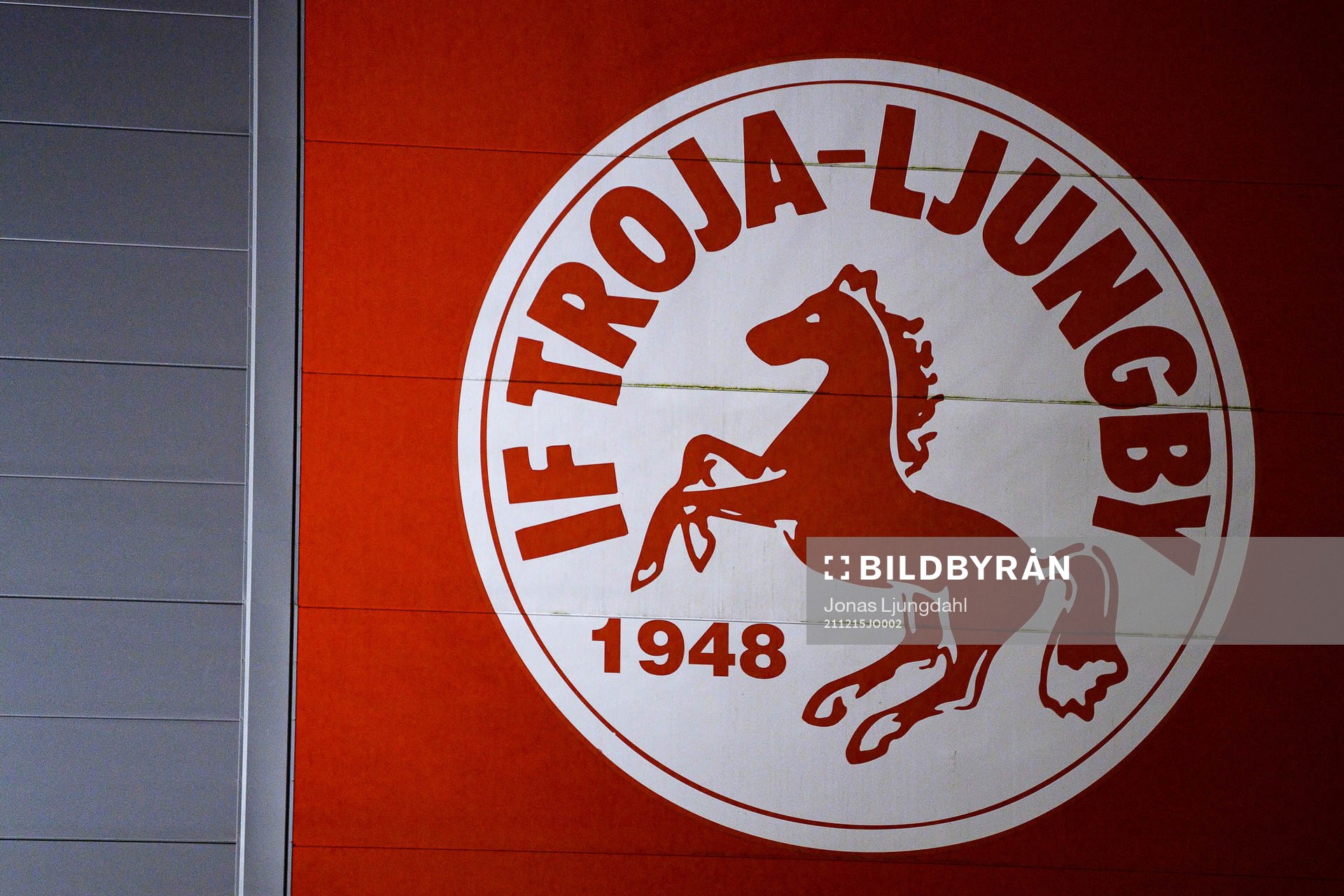 Troja/Ljungbys klubbmärke på Ljungby arena före