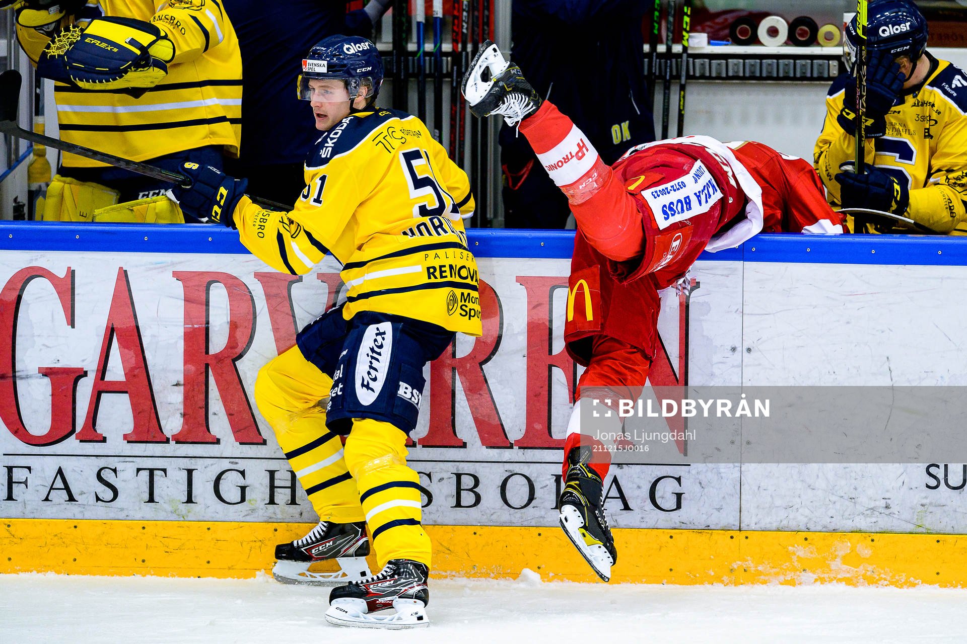 Södertäljes Lucas Nordsäter tacklar Troja/Ljungbys Eric