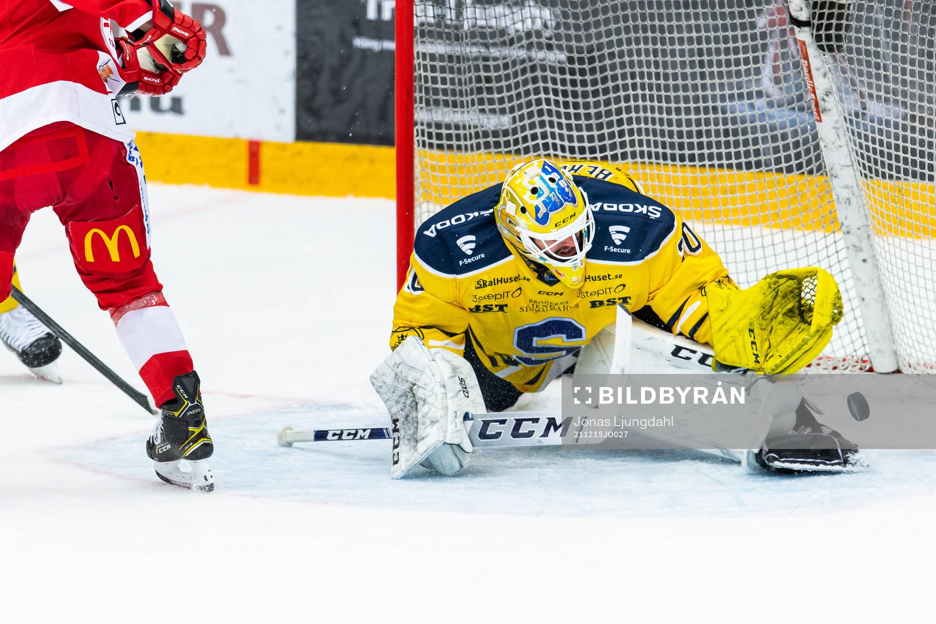 Södertäljes målvakt Fredrik Bergvik räddar