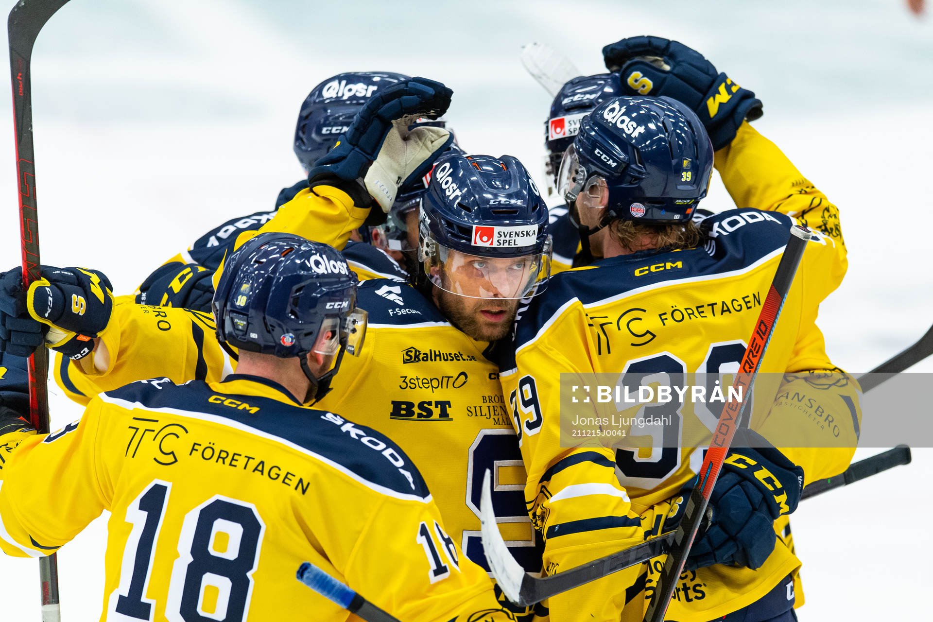 Södertäljes Erik Ullman jublar med lagkamrater