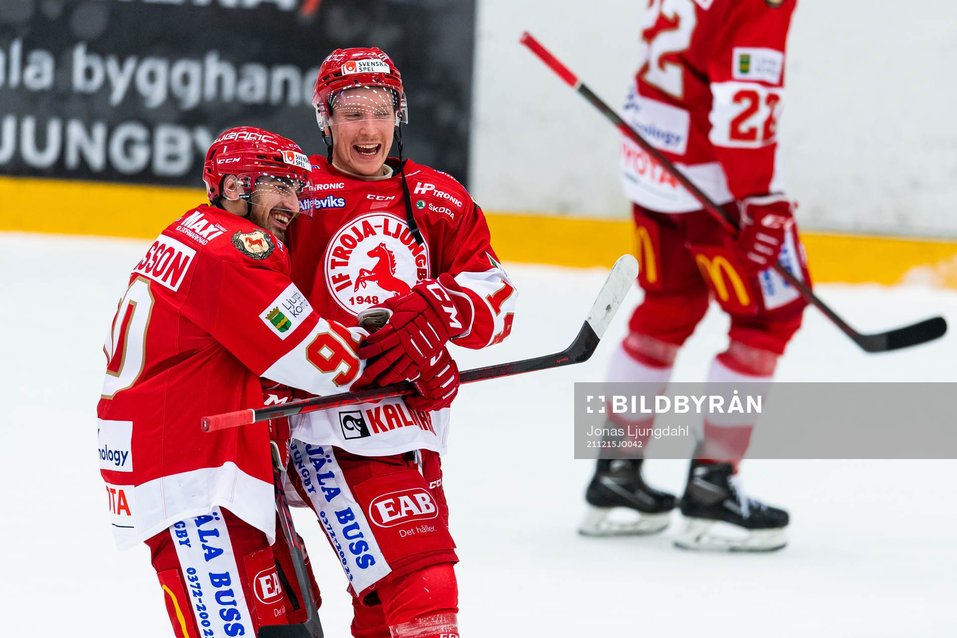 Troja-Ljungbys Kevin Karlsson och Oscar Öhman jublar