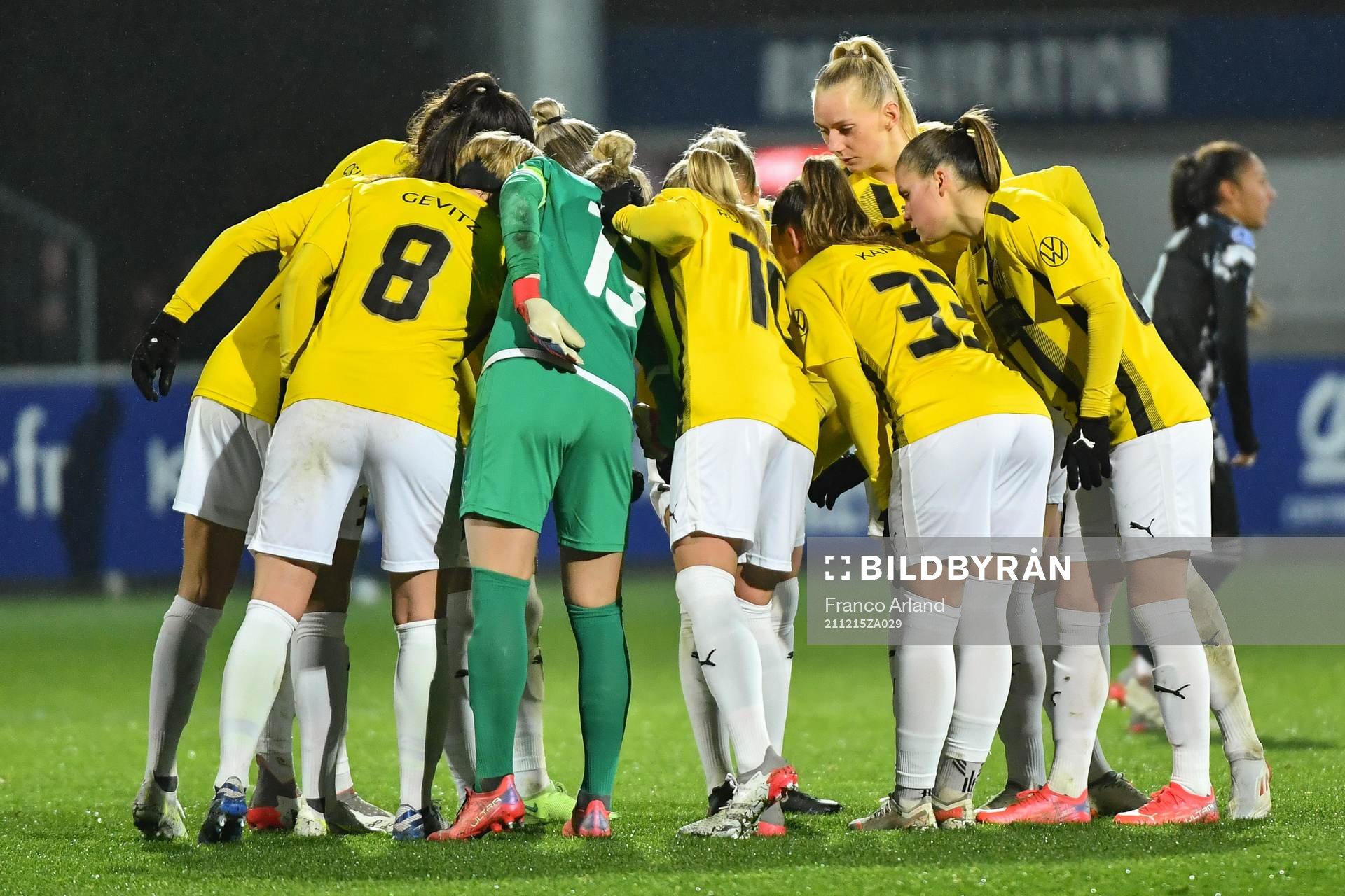 Players of Häcken, Elin RUBENSSON of Häcken and Hanna