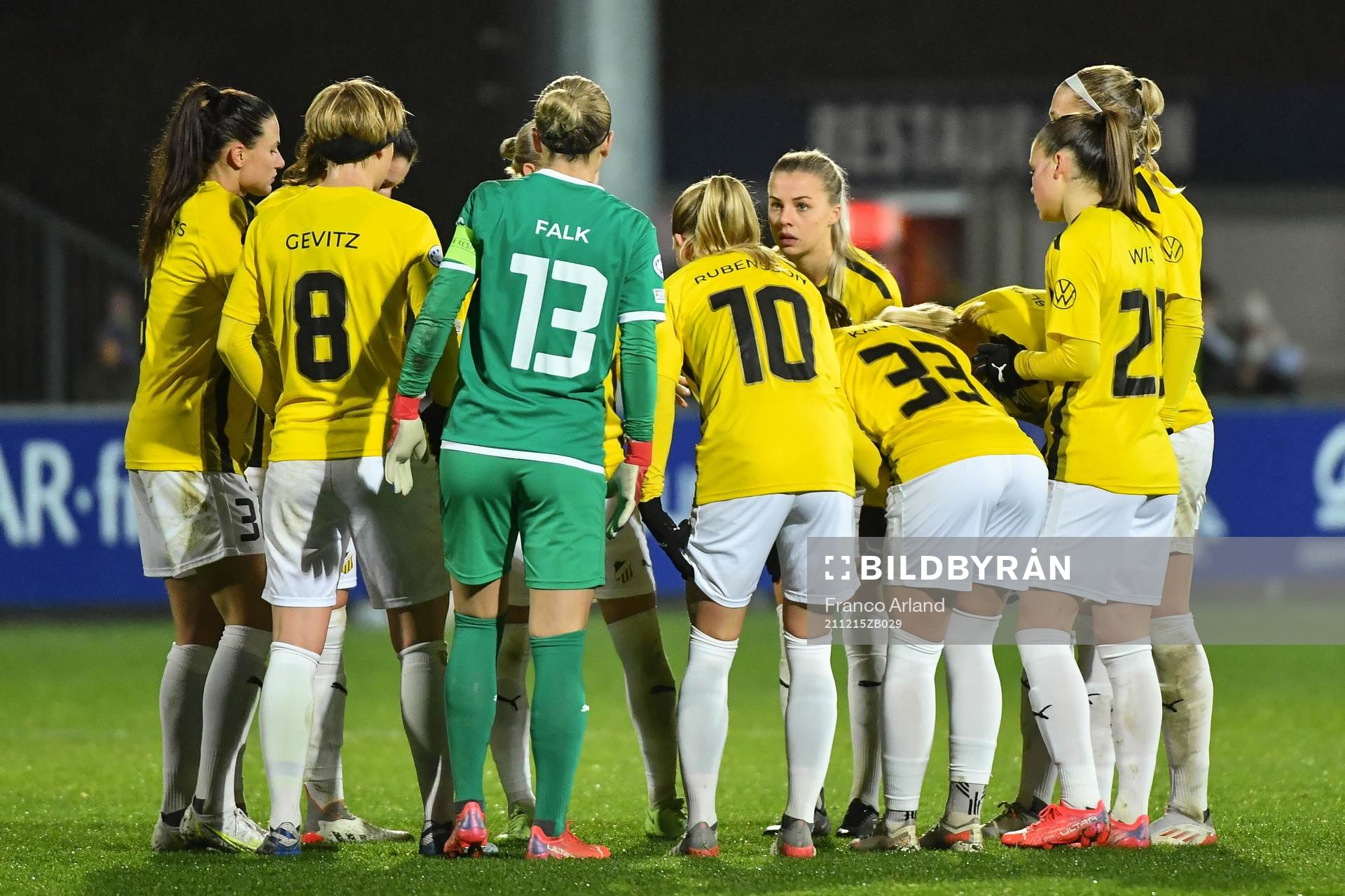 Players of Häcken, Elin RUBENSSON of Häcken and Hanna