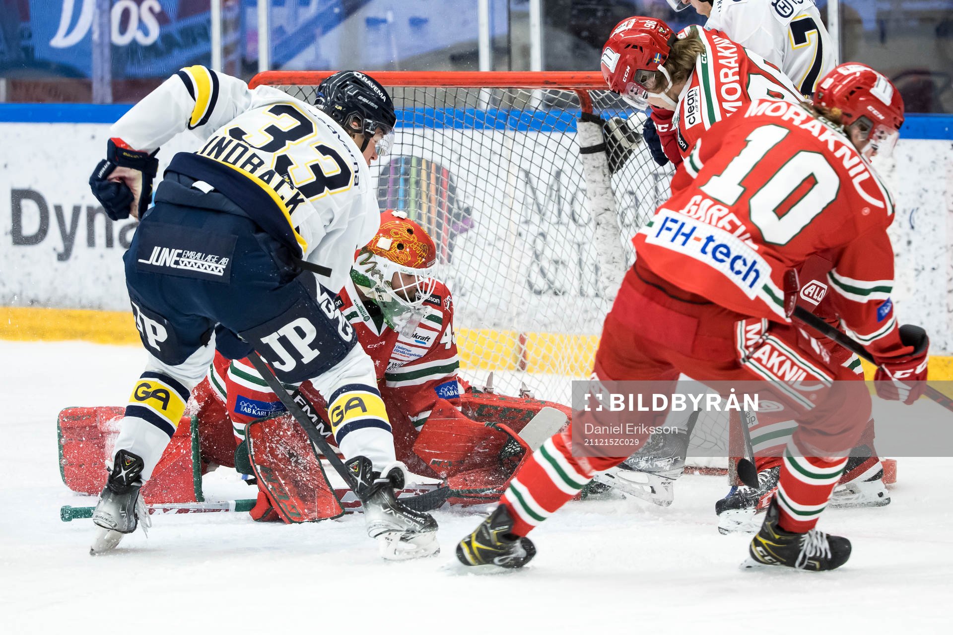 s Måns Lindbäck och Moras målvakt Andreas Ljunggren
