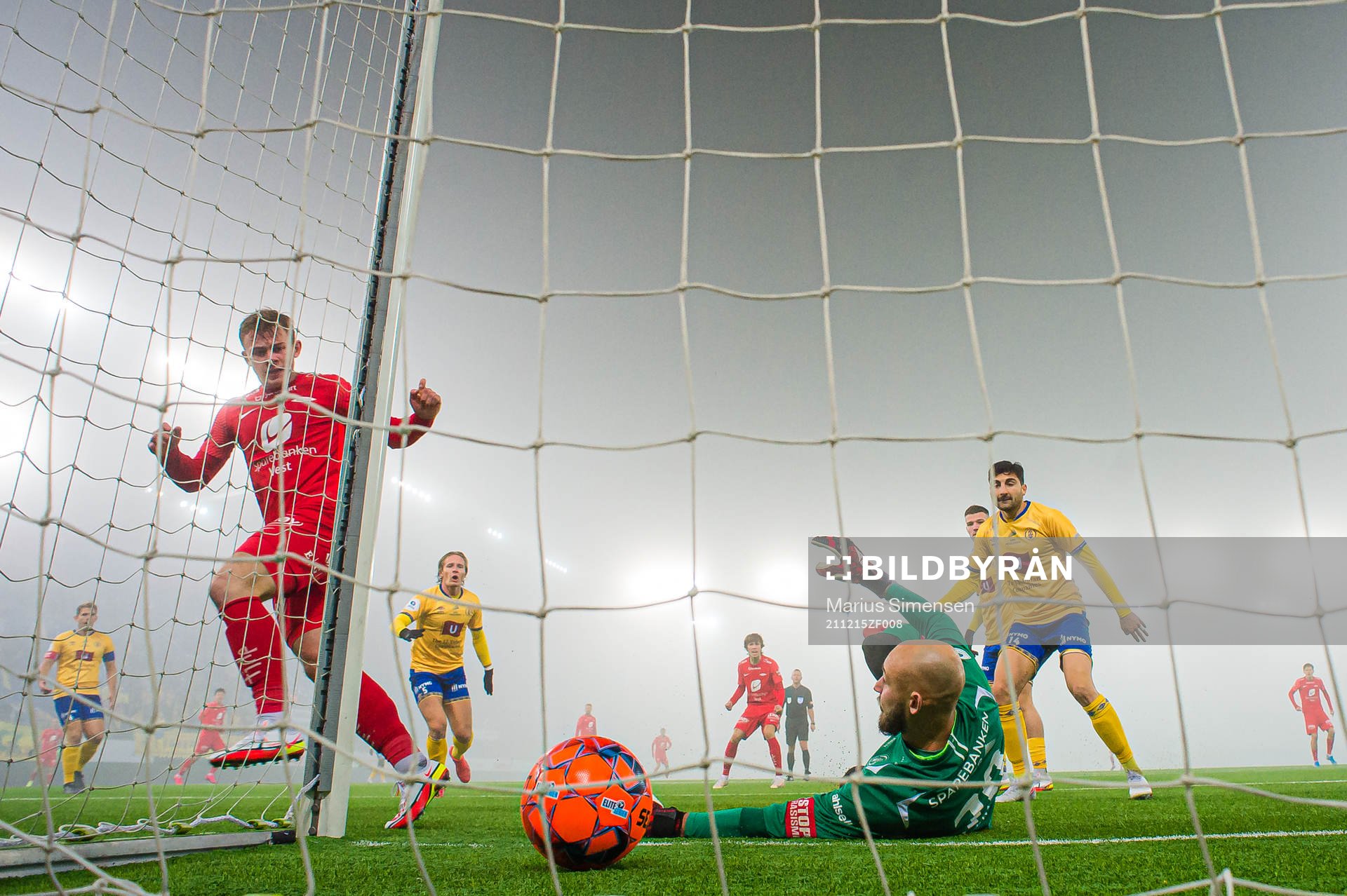 Aune Selland Heggebø of Brann scores the 1-1 goal