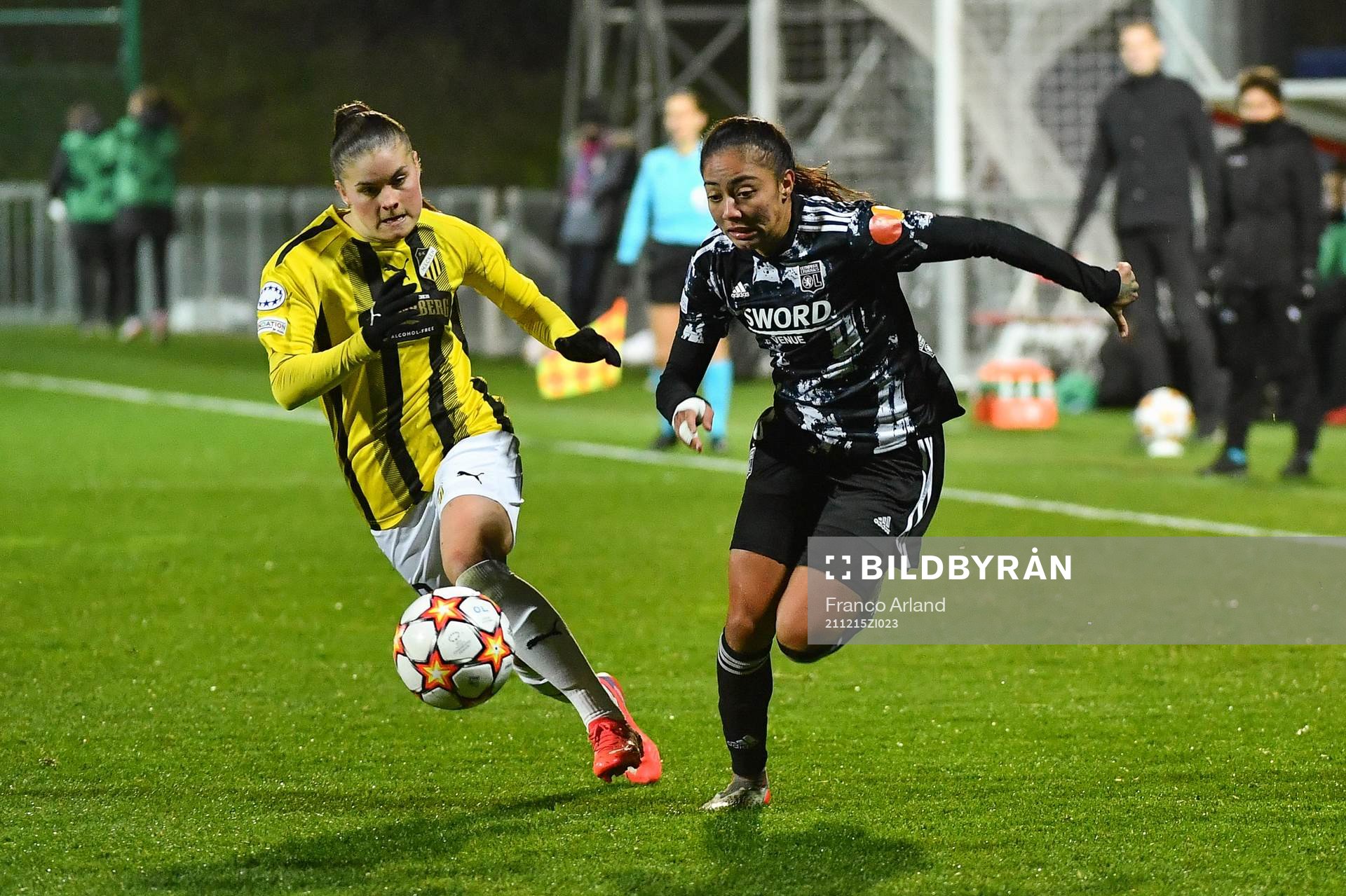 Hanna Wijk of Häcken and Perle MORRONI of Lyon