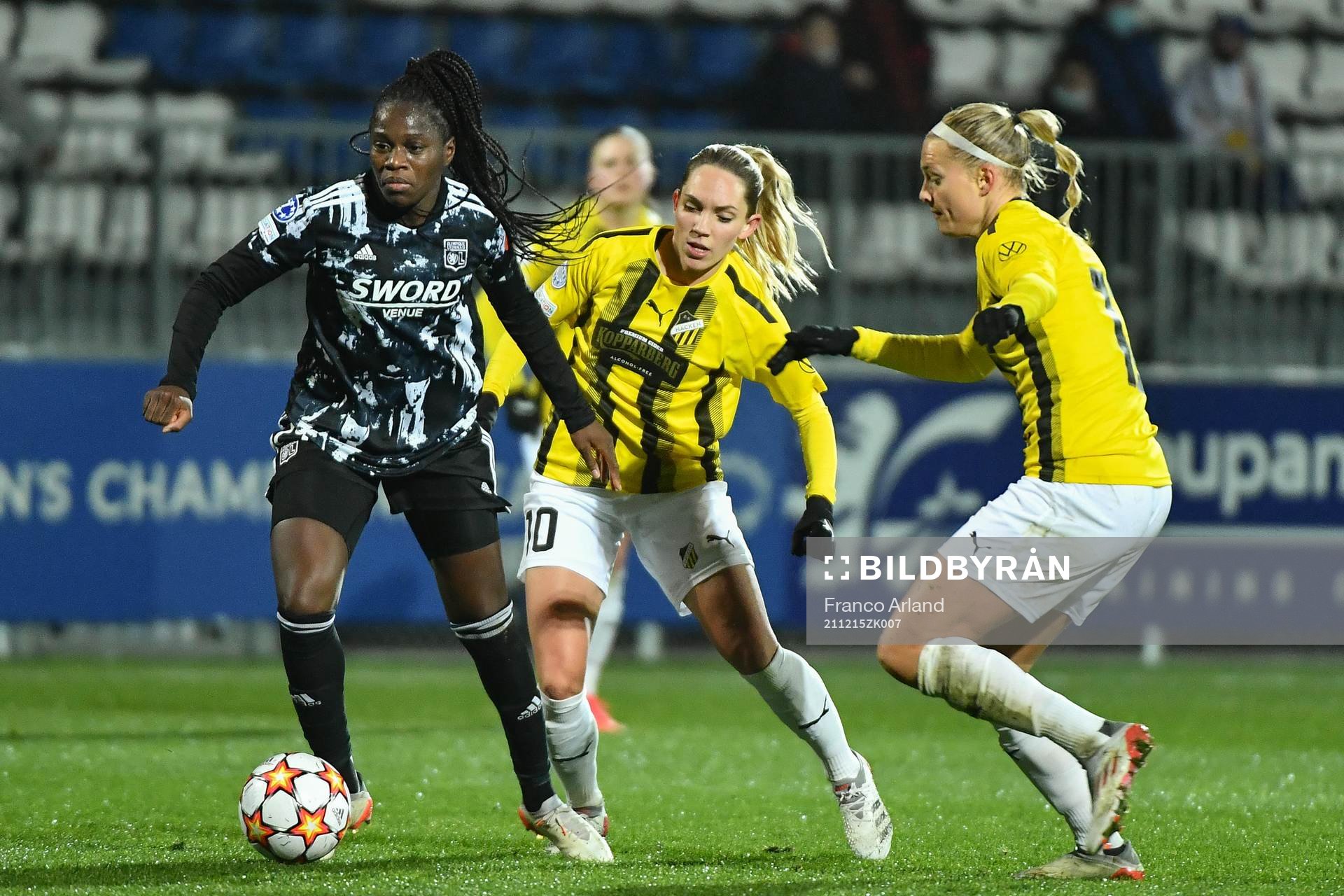 Elin RUBENSSON of Häcken and Stine LARSEN of Häcken