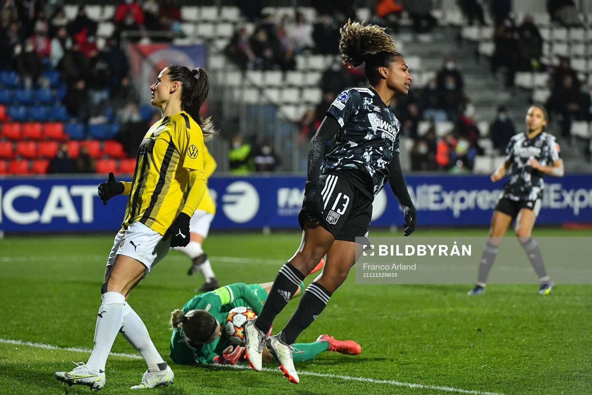 Catarina MACARIO of Lyon and Jennifer FALK of Häcken