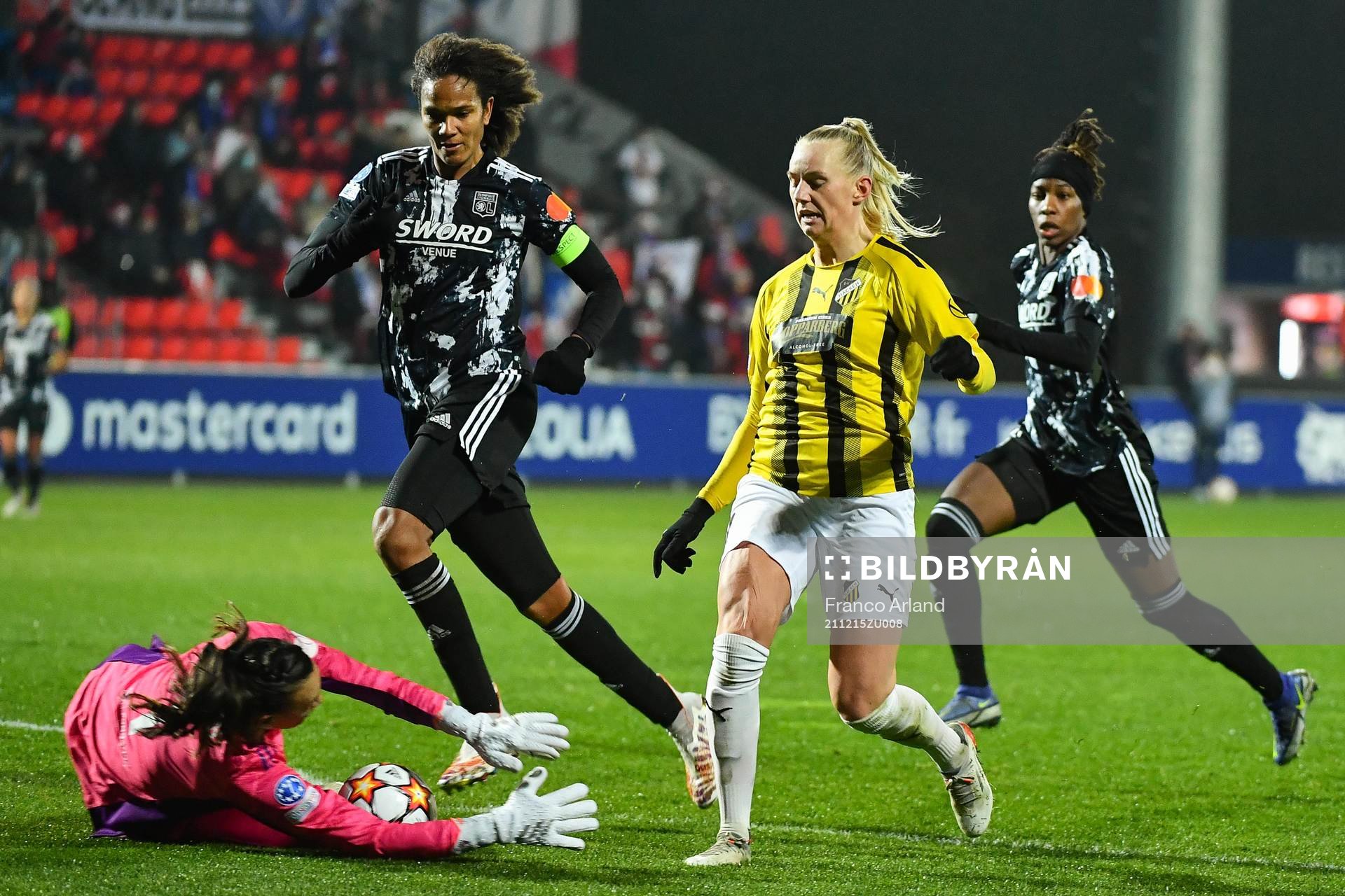 Stina BLACKSTENIUS of Häcken and Christiane ENDLER of Lyon