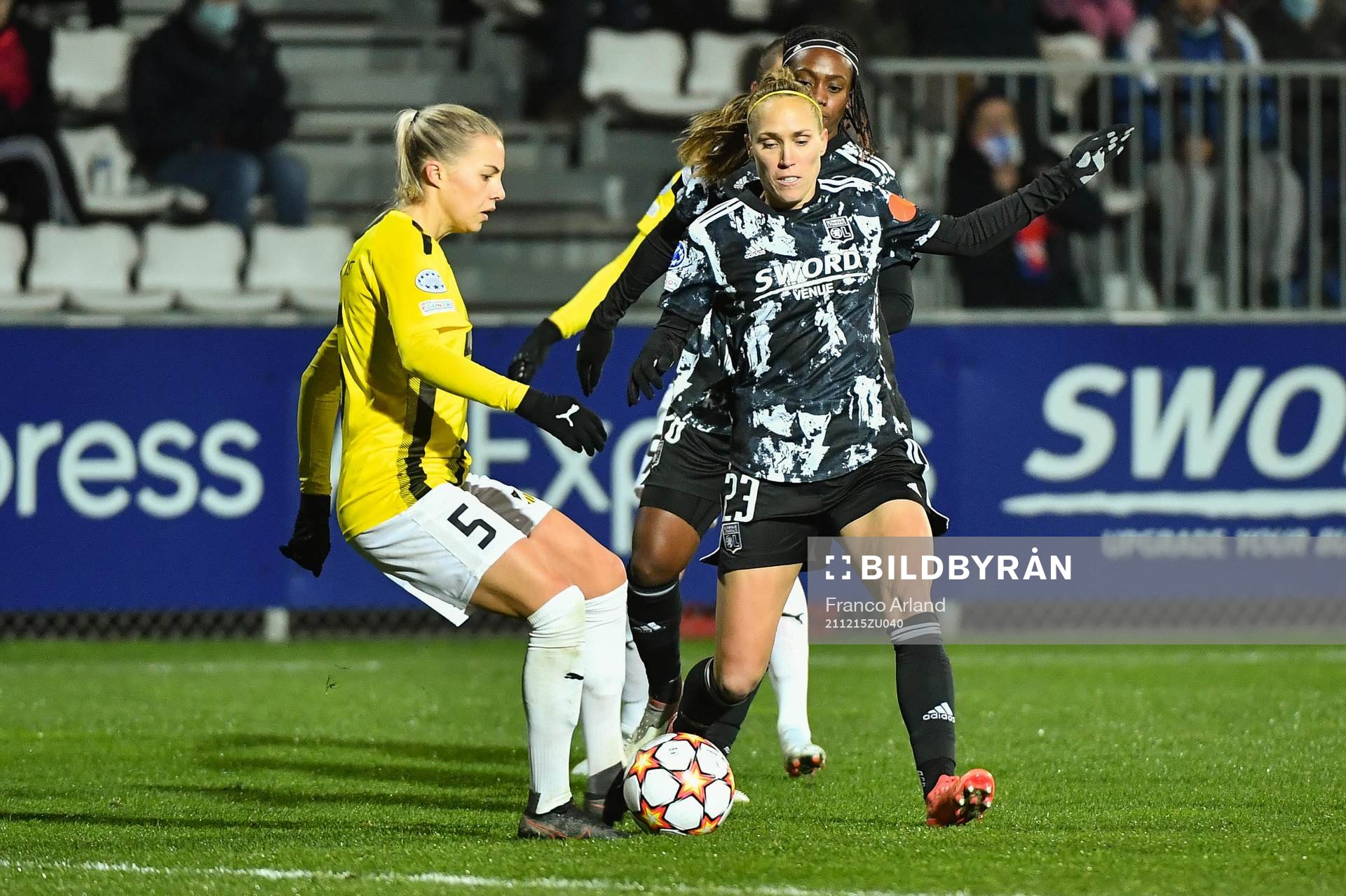 Lotta Ökvist of Häcken and Janice CAYMAN of Lyon