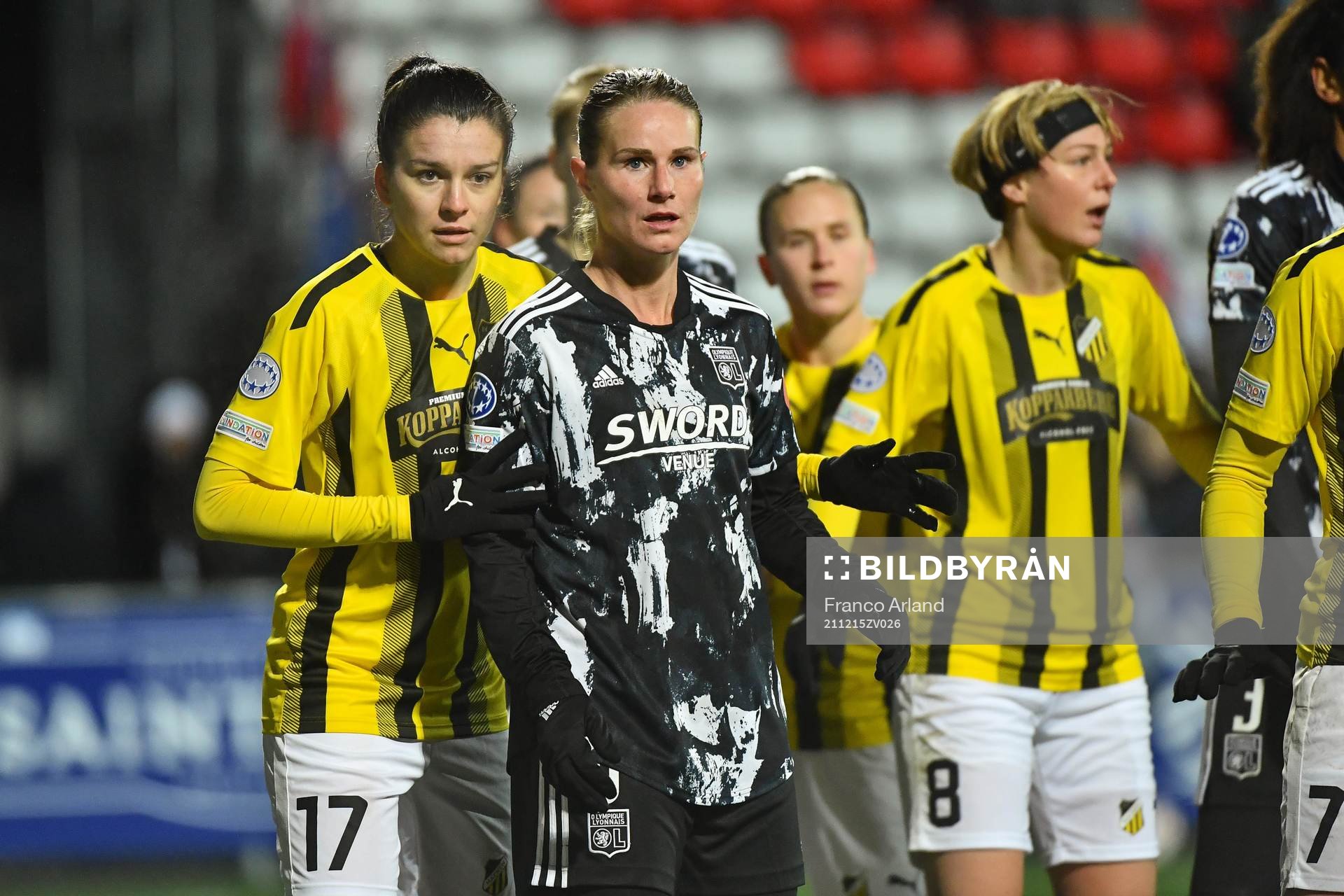 Amandine HENRY of Lyon and Anna CSIKI of Häcken