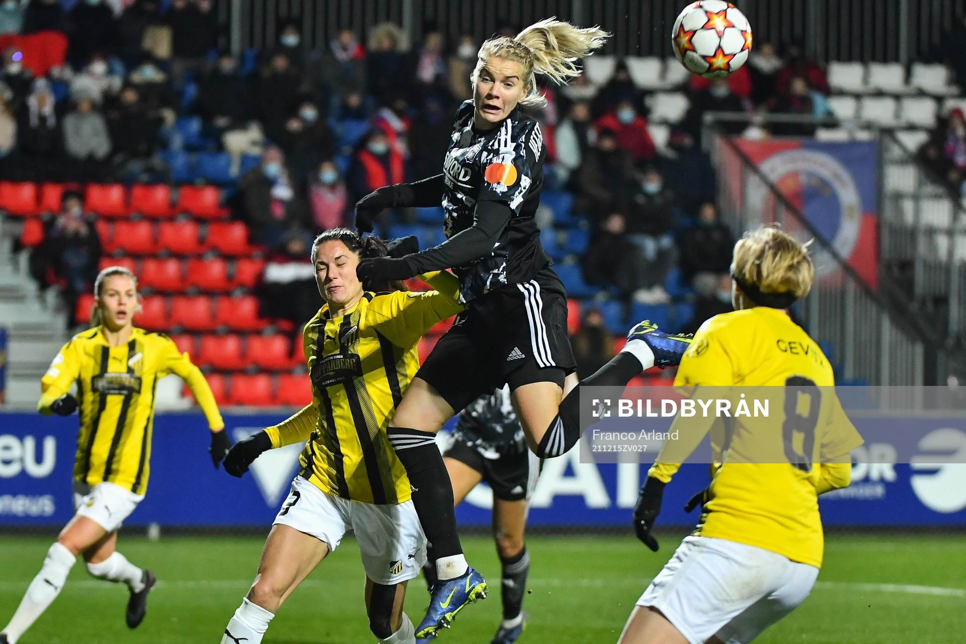Beata Kollmats of Häcken and Ada HEGERBERG of Lyon