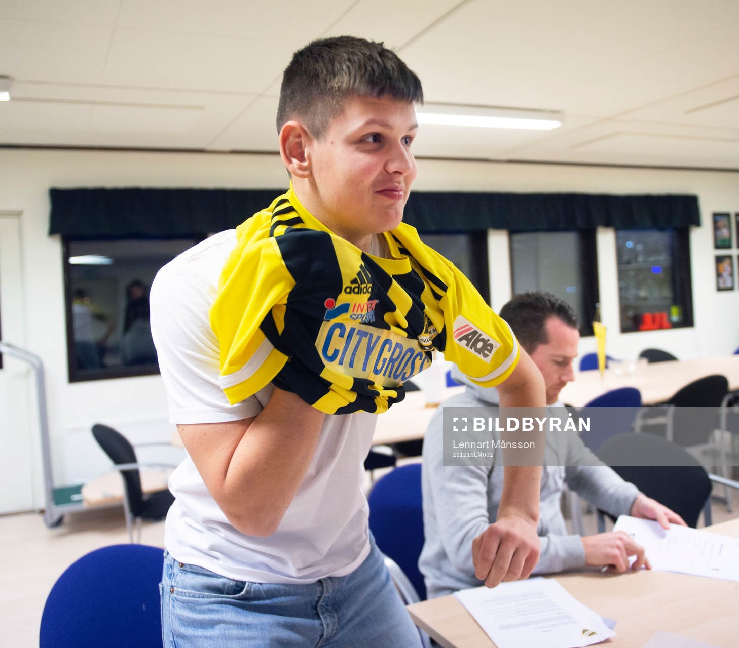 Victor Ahlgren, född 2005, egen produkt, skriver