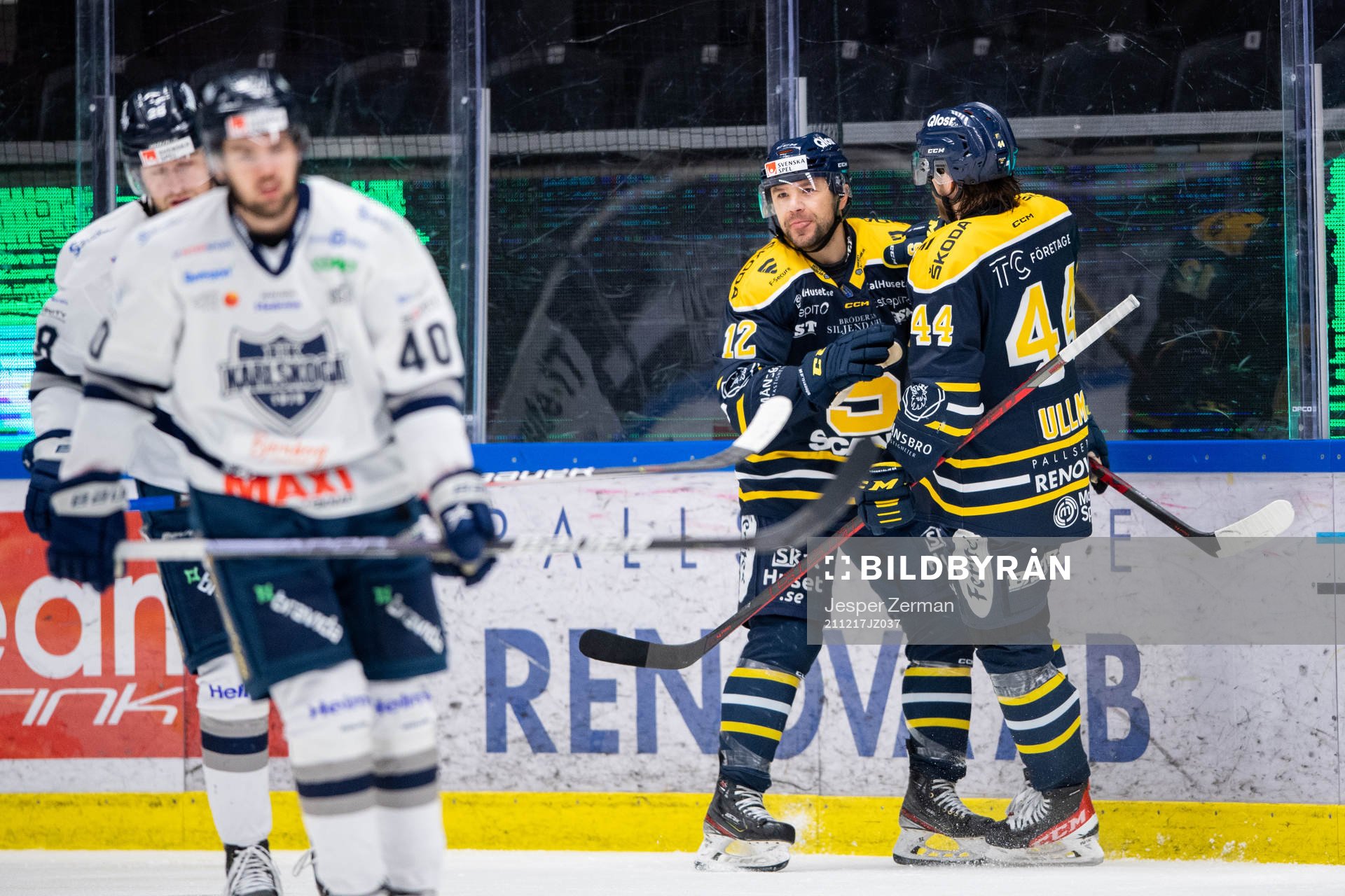 Södertäljes Matt Marcinew jublar med Erik Ullman