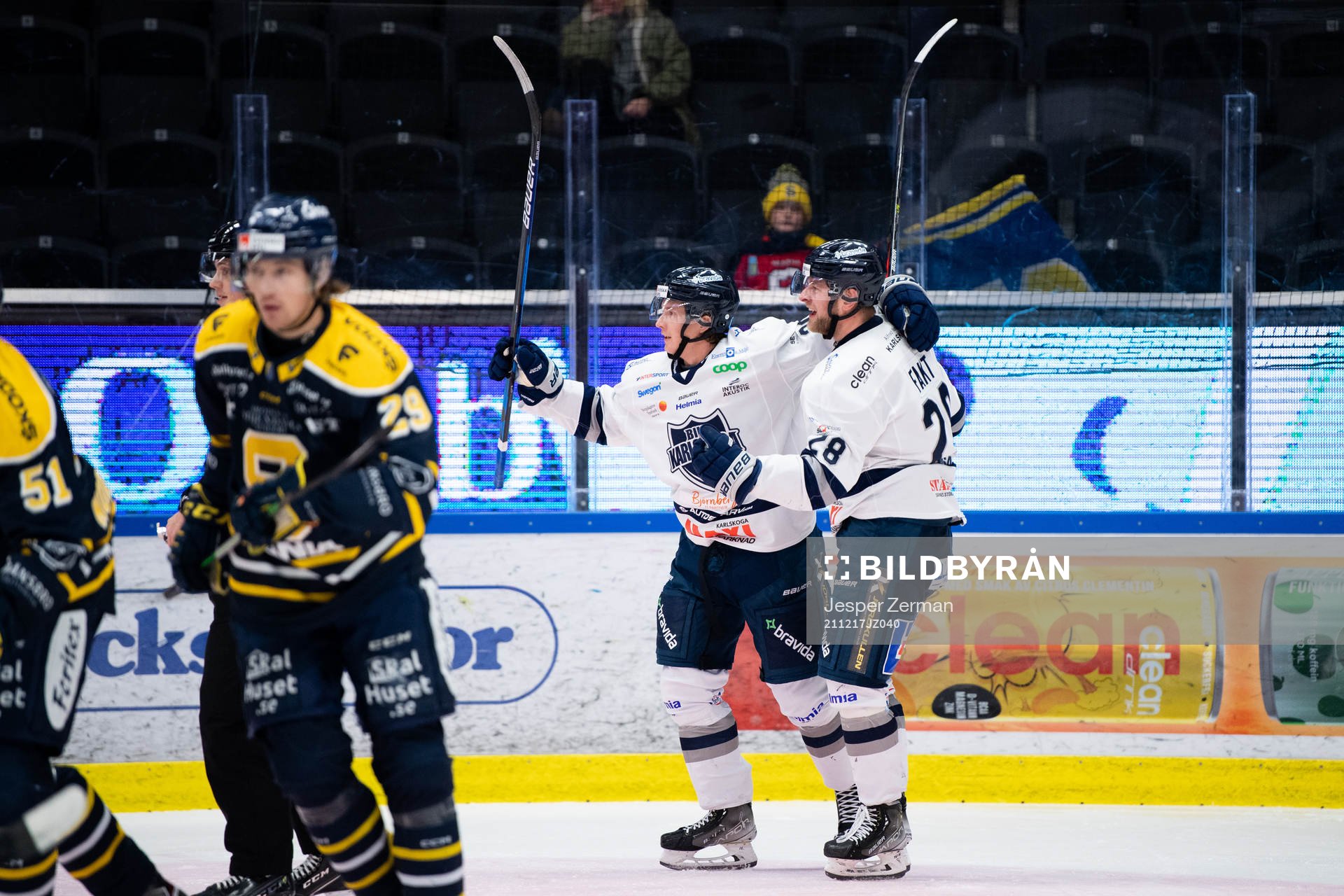 Karlskogas Sebastian Fakt (th) jublar