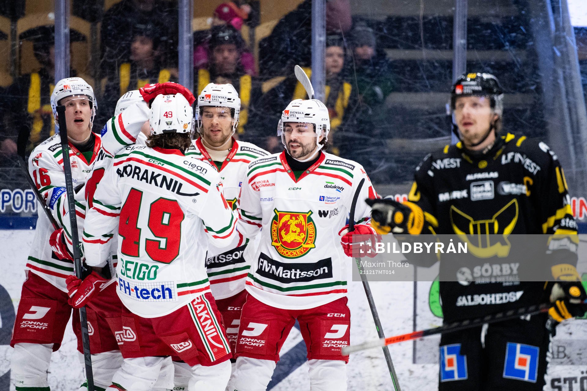 Moras Lukas Wernblom jublar med lagkamrater