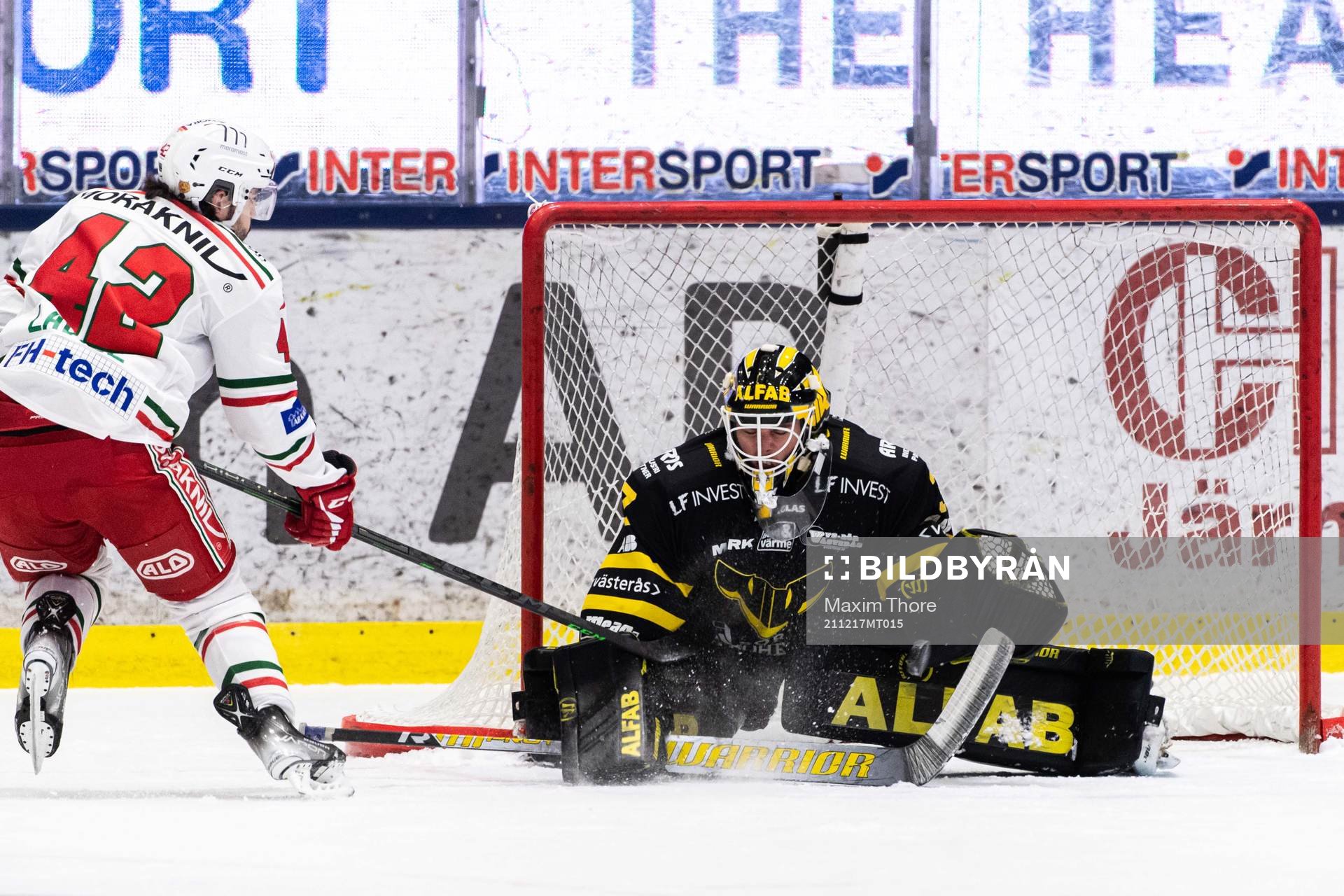 Moras Alexandre Lavoie och Västerås målvakt Johan
