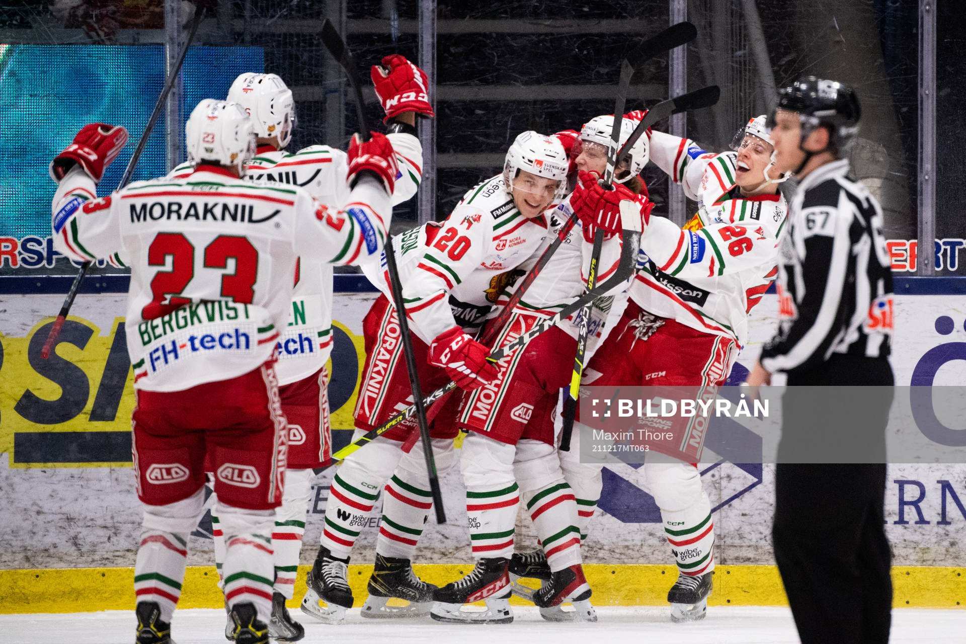 Moras Lukas Wernblom jublar med lagkamrater
