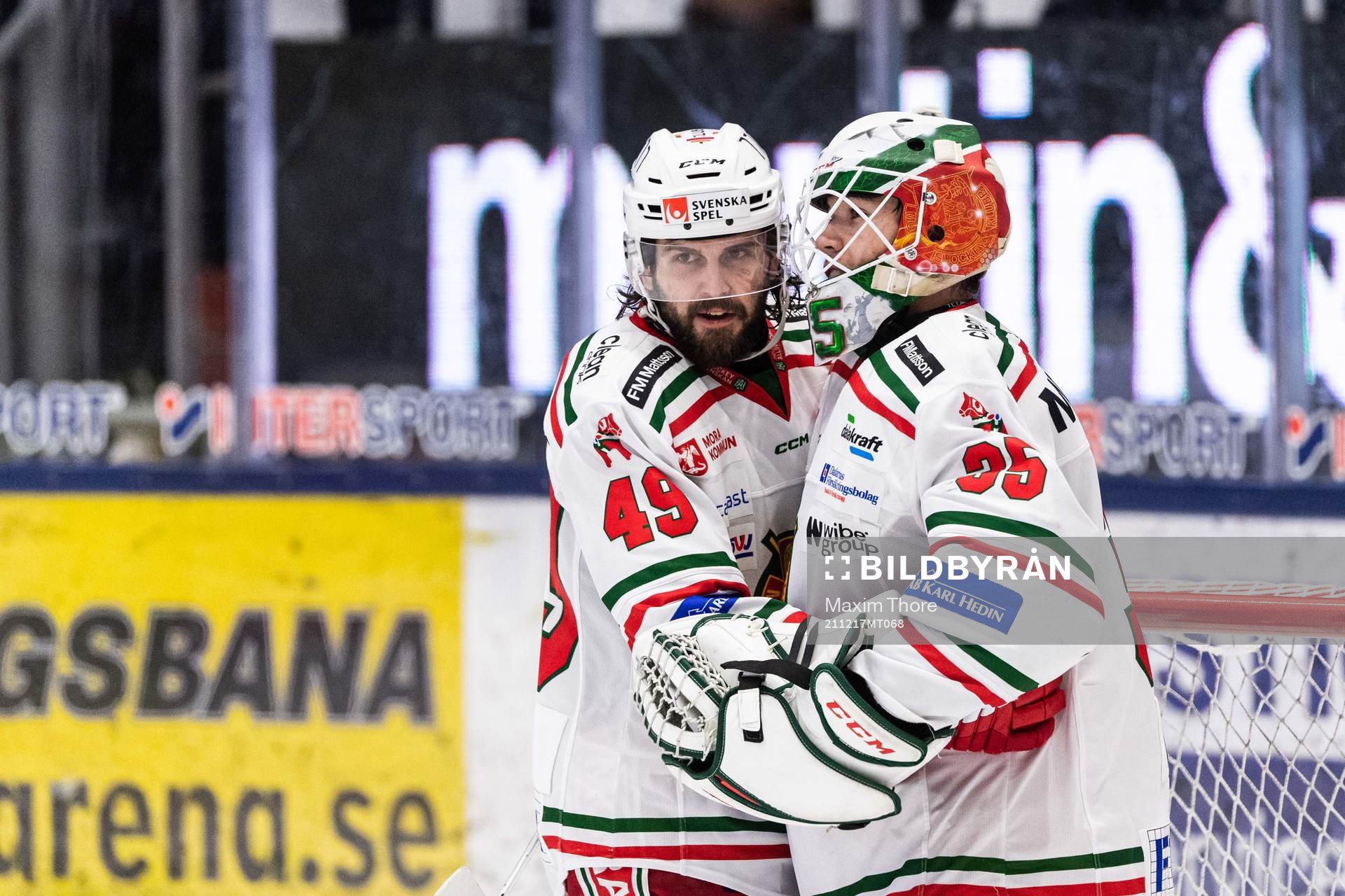 Moras Steven Seigo och målvakt Matteus Ward jublar