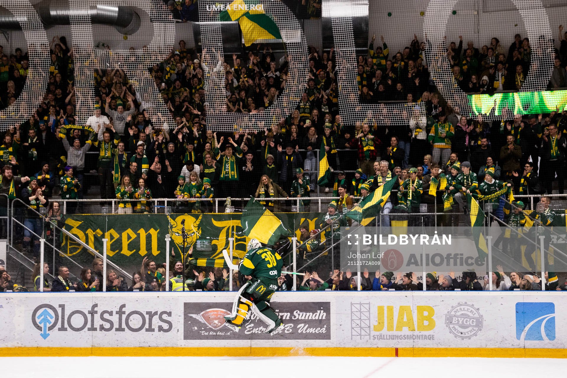 Björklövens målvakt Joona Voutilainen jublar mot