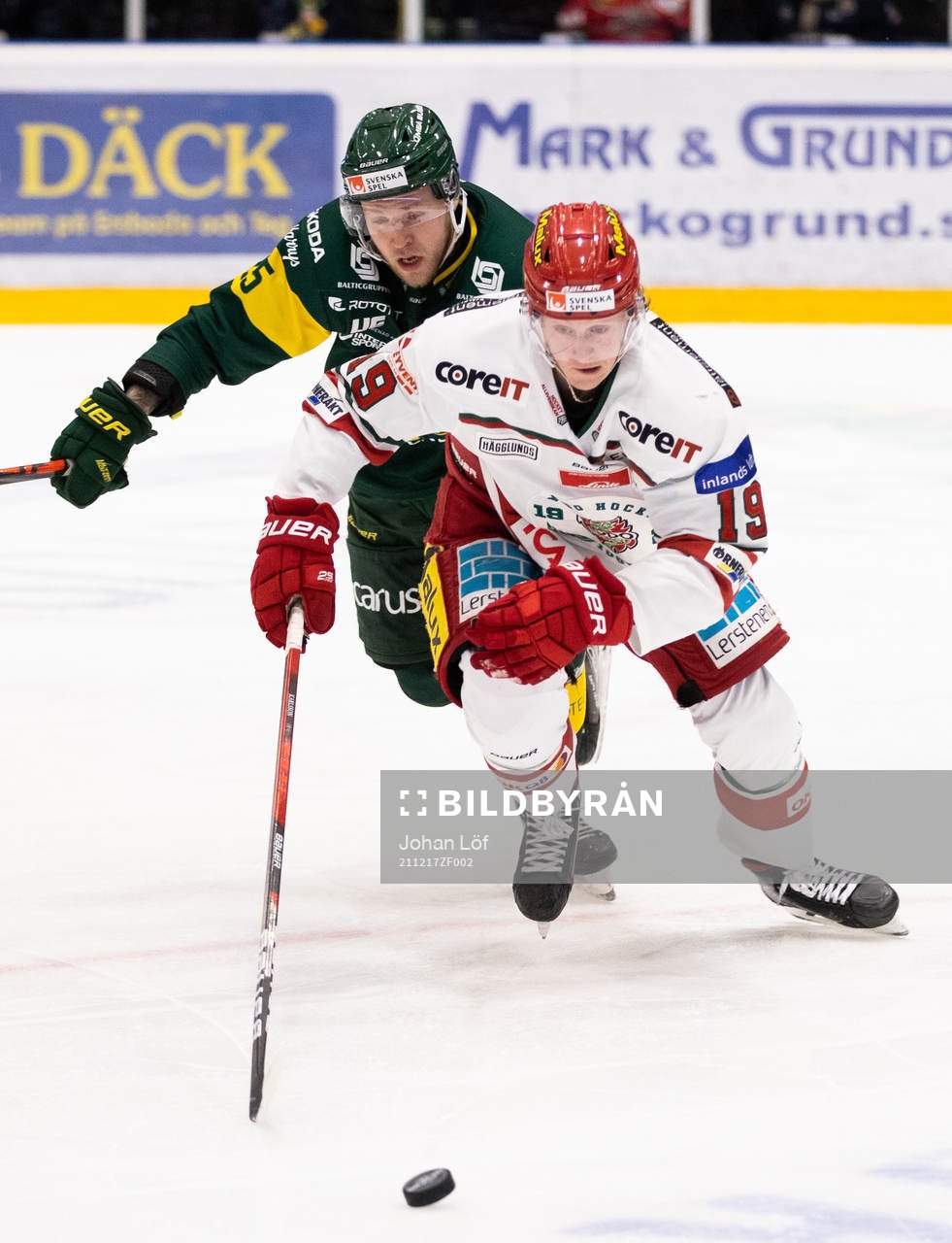 Modos Erik Karlsson och Björklövens Christoffer Bengtsson