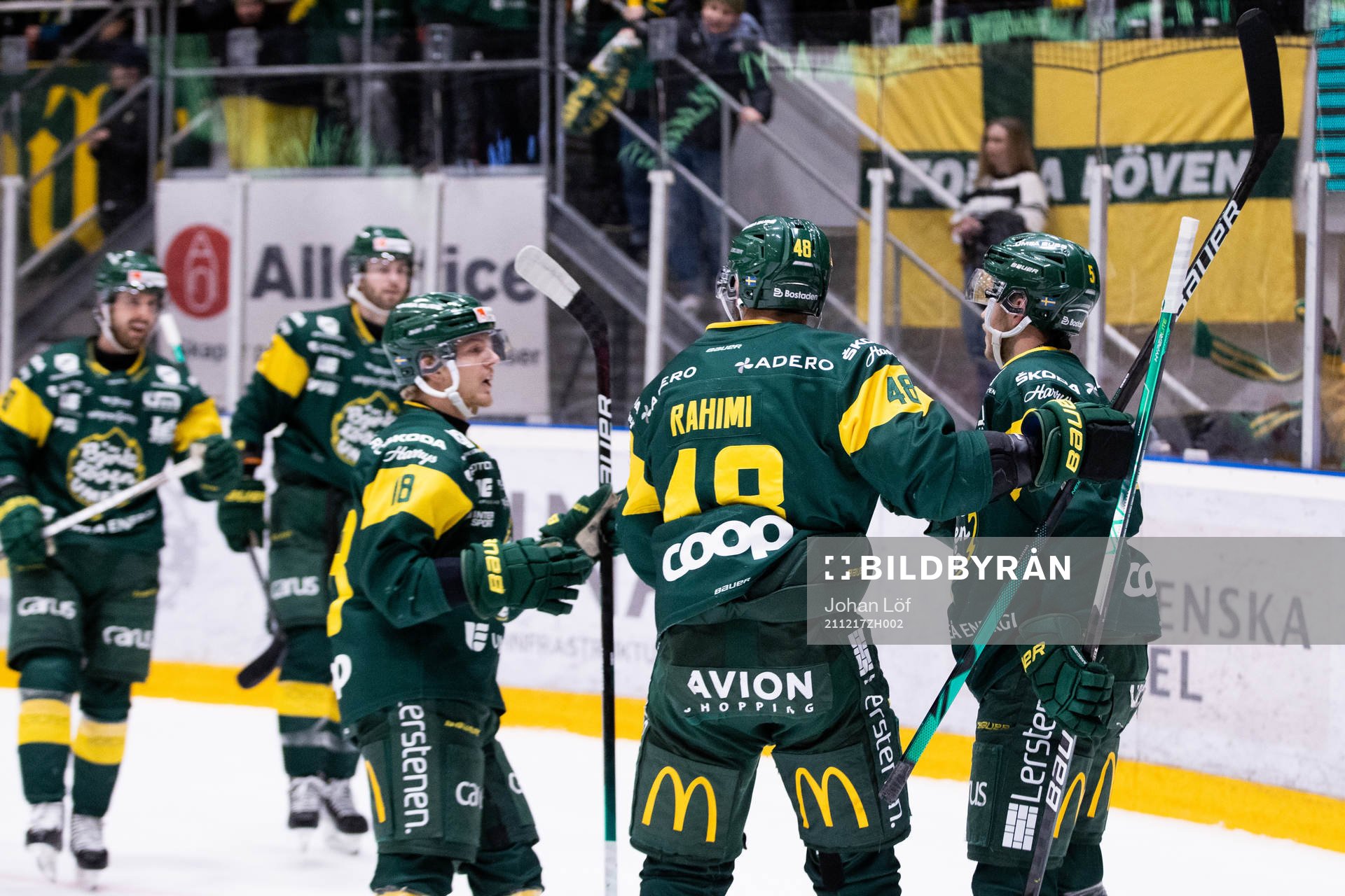Björklövens Jesper Lindgren jublar med lagkamrater