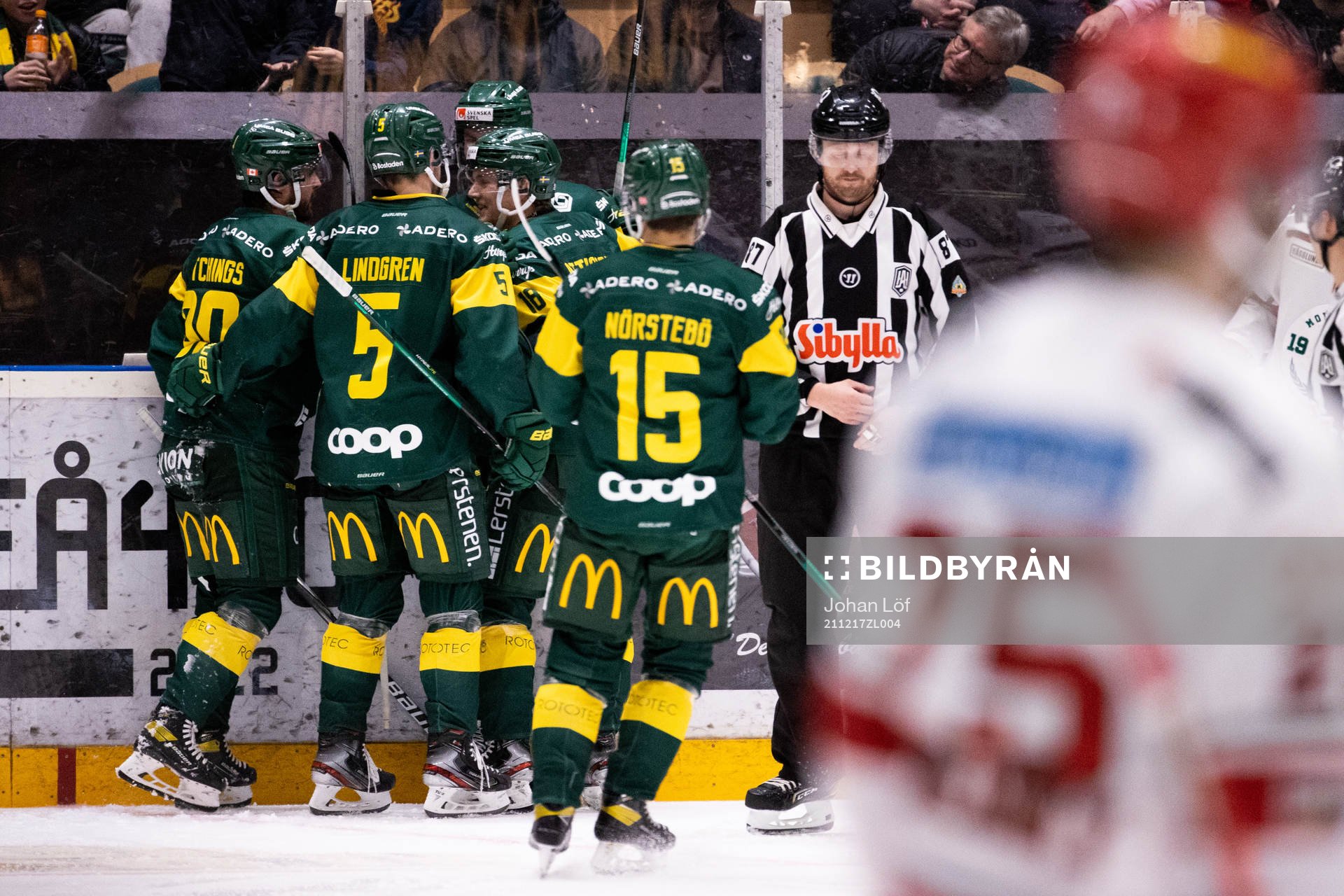 Björklövens Alex Hutchings jublar med lagkamrater