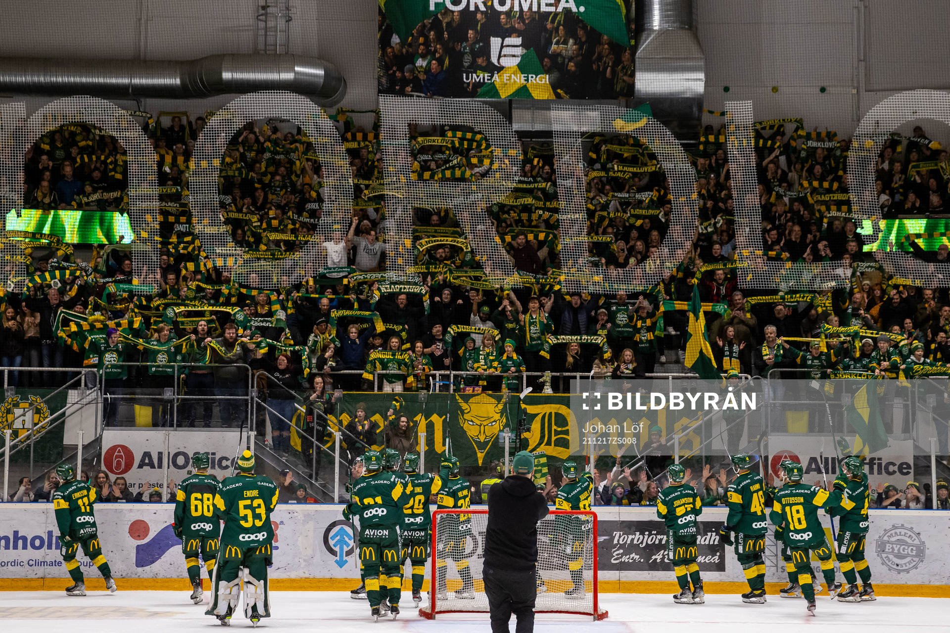 Björklövens spelare tackar publiken