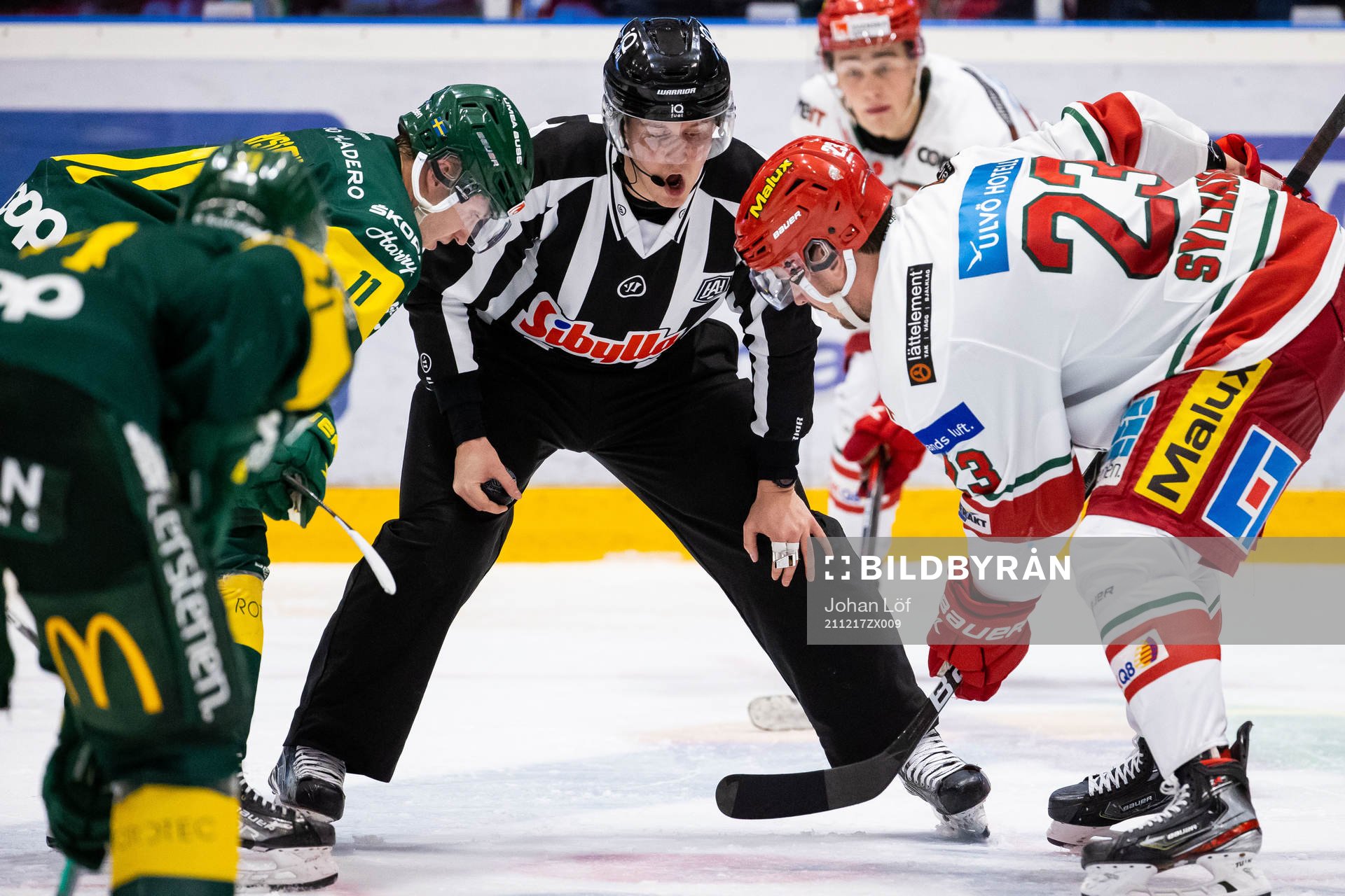 Domare Marcus Westman släpper pucken