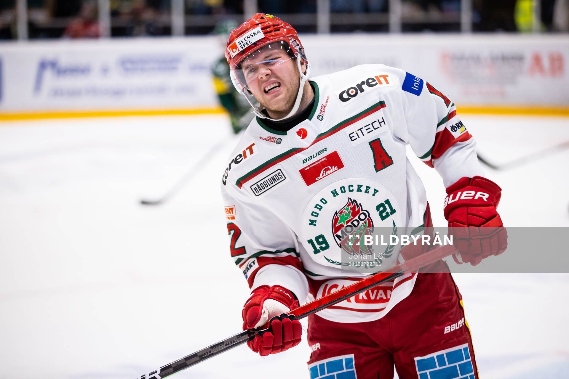 Modos Oscar Pettersson fick puck på sig