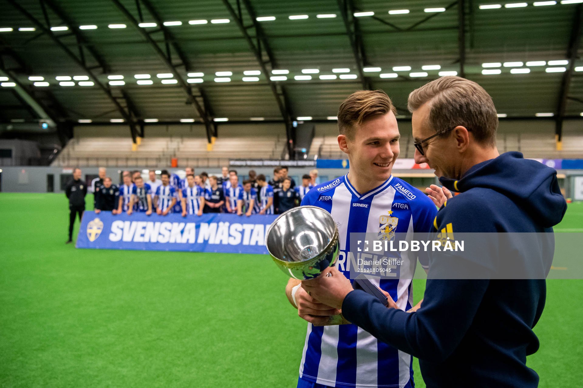 Göteborgs Tim van Assema tar emot pokalen