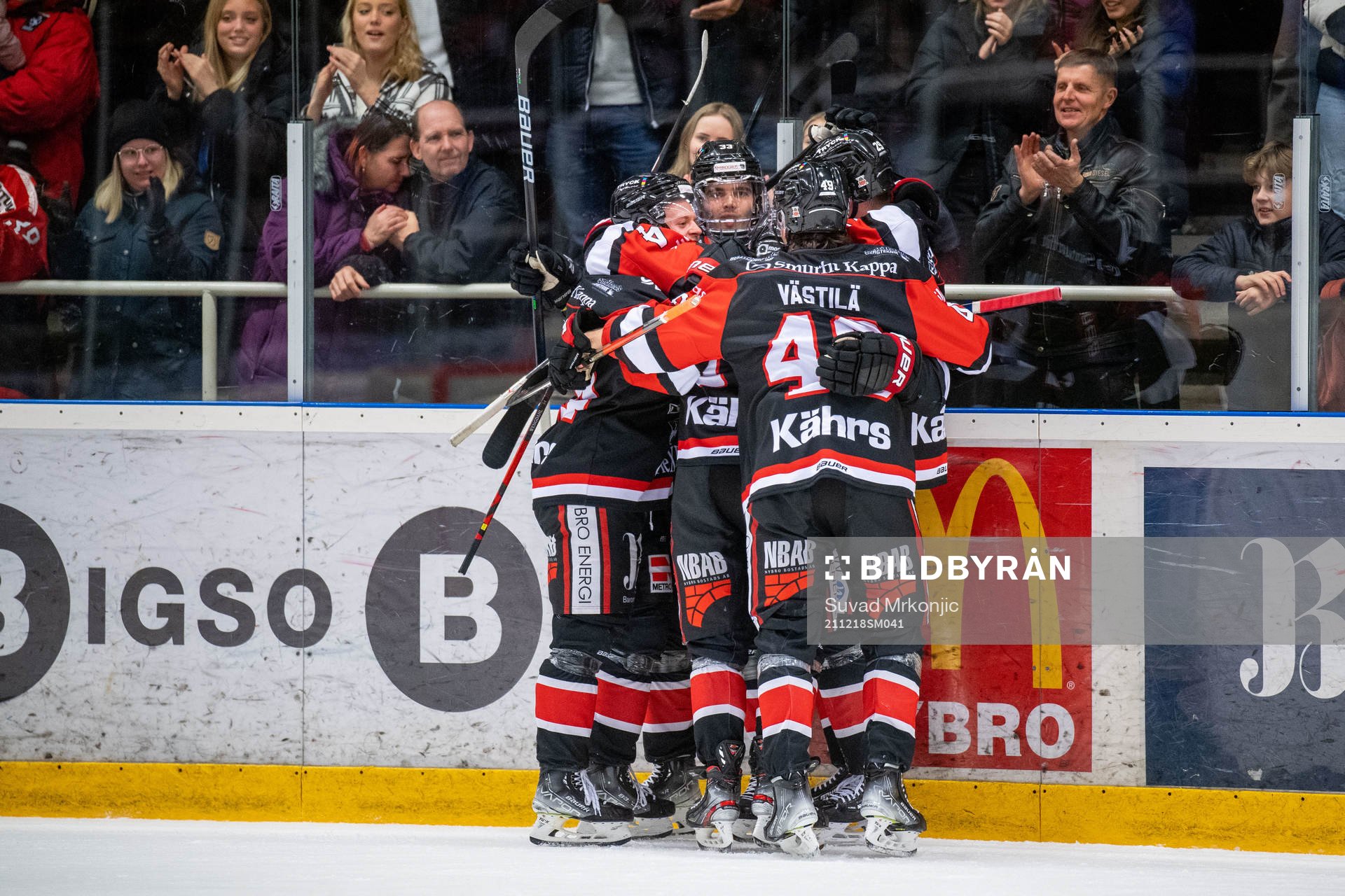 Nybros Hannes Johansson jublar med lagkamrater