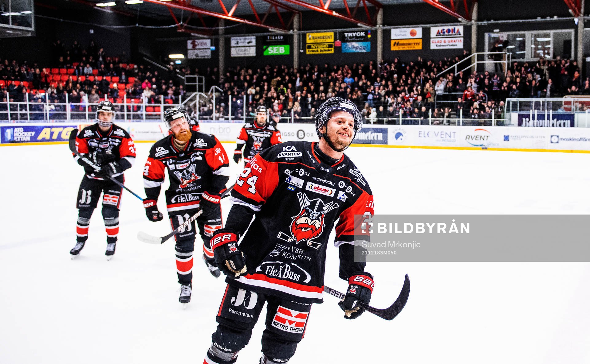 I förgrunden jublar Nybros Oliver Nilsson